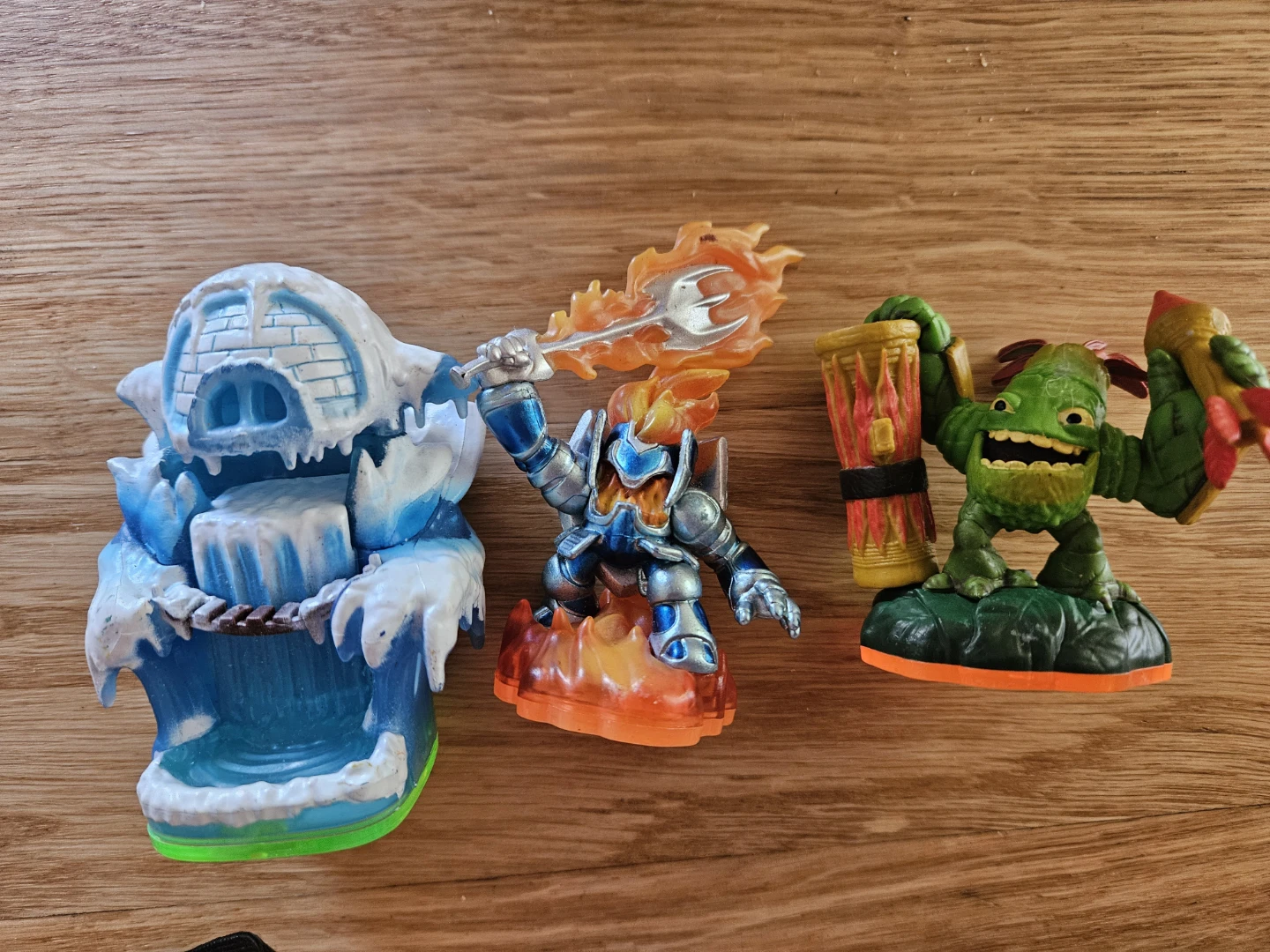3 skylanders figures