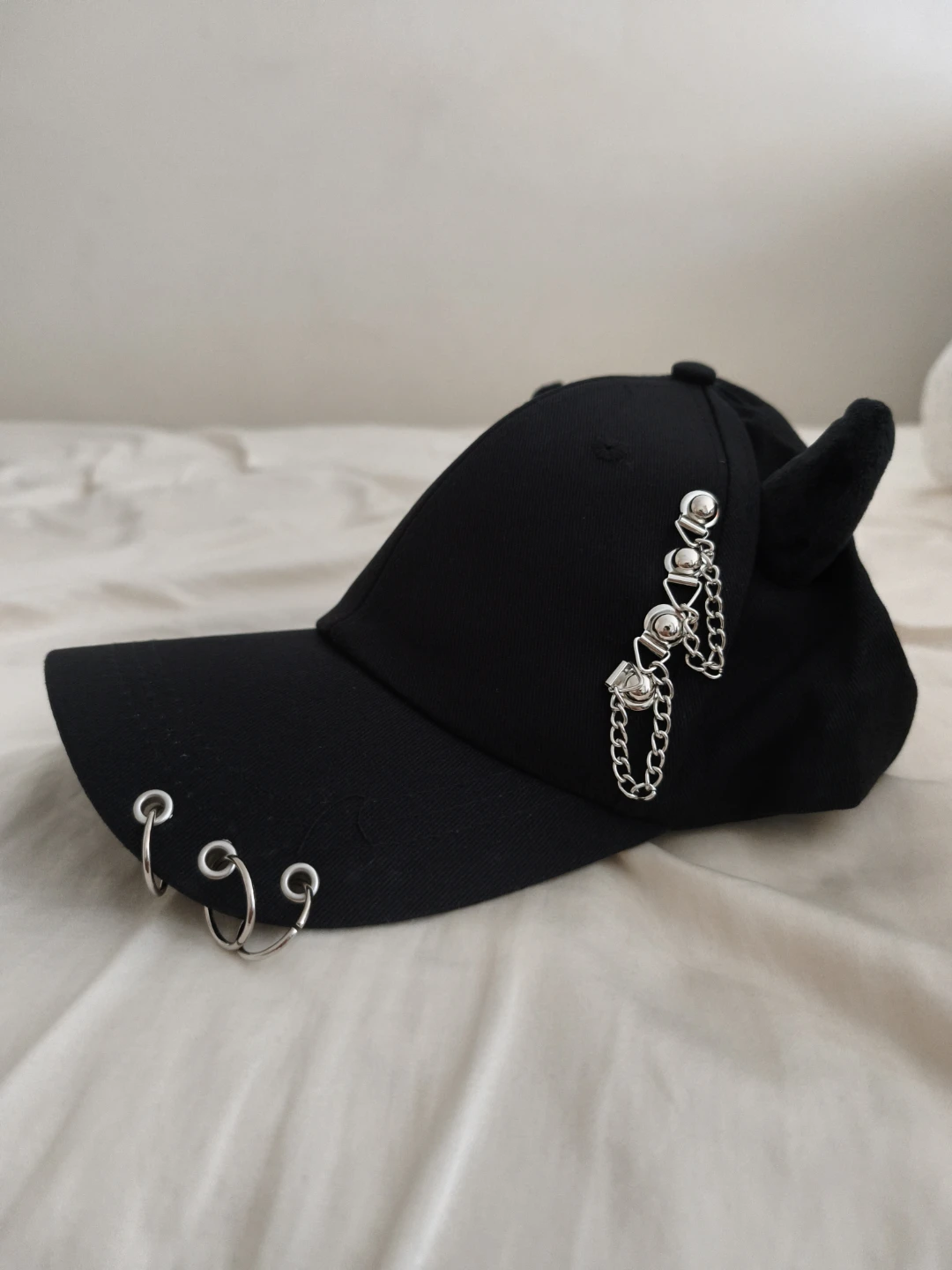Black cap with soft horns and silver chain details - photo 2