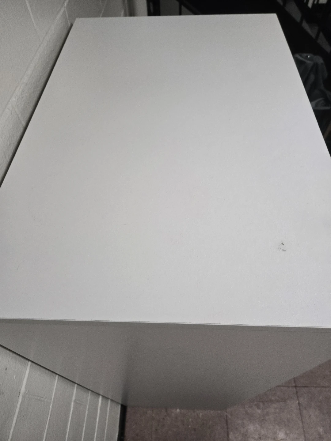 Modern White 5-Drawer Chest with Fluted Glass Vanity Display - photo 5