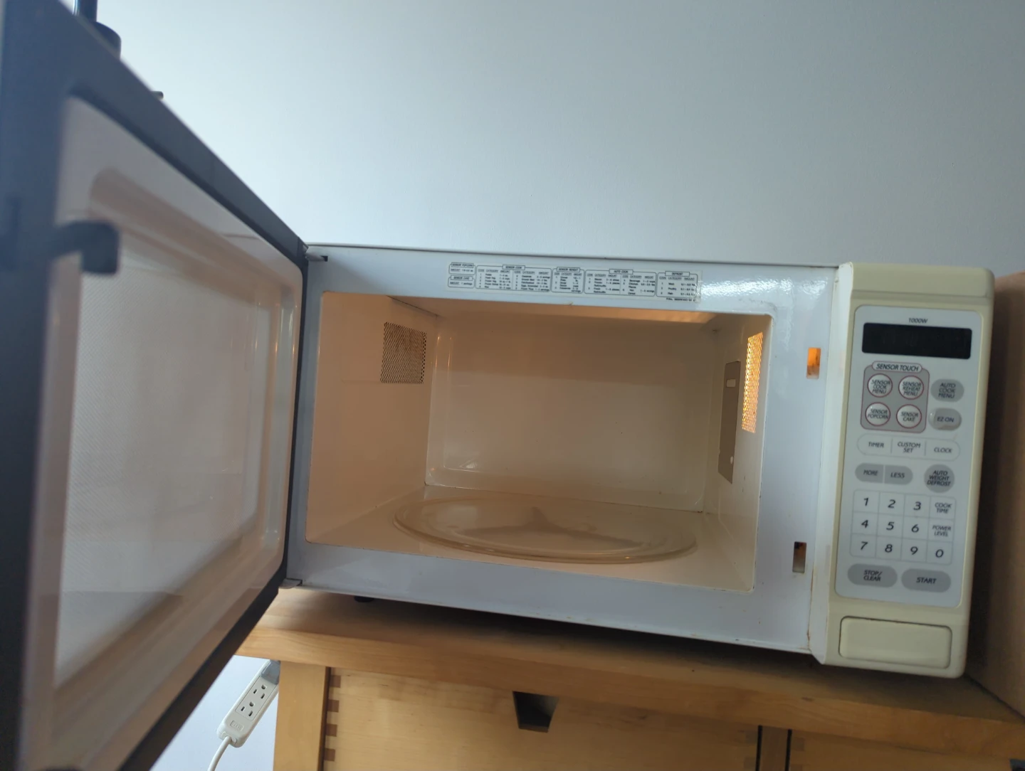 GoldStar white countertop microwave - photo 2