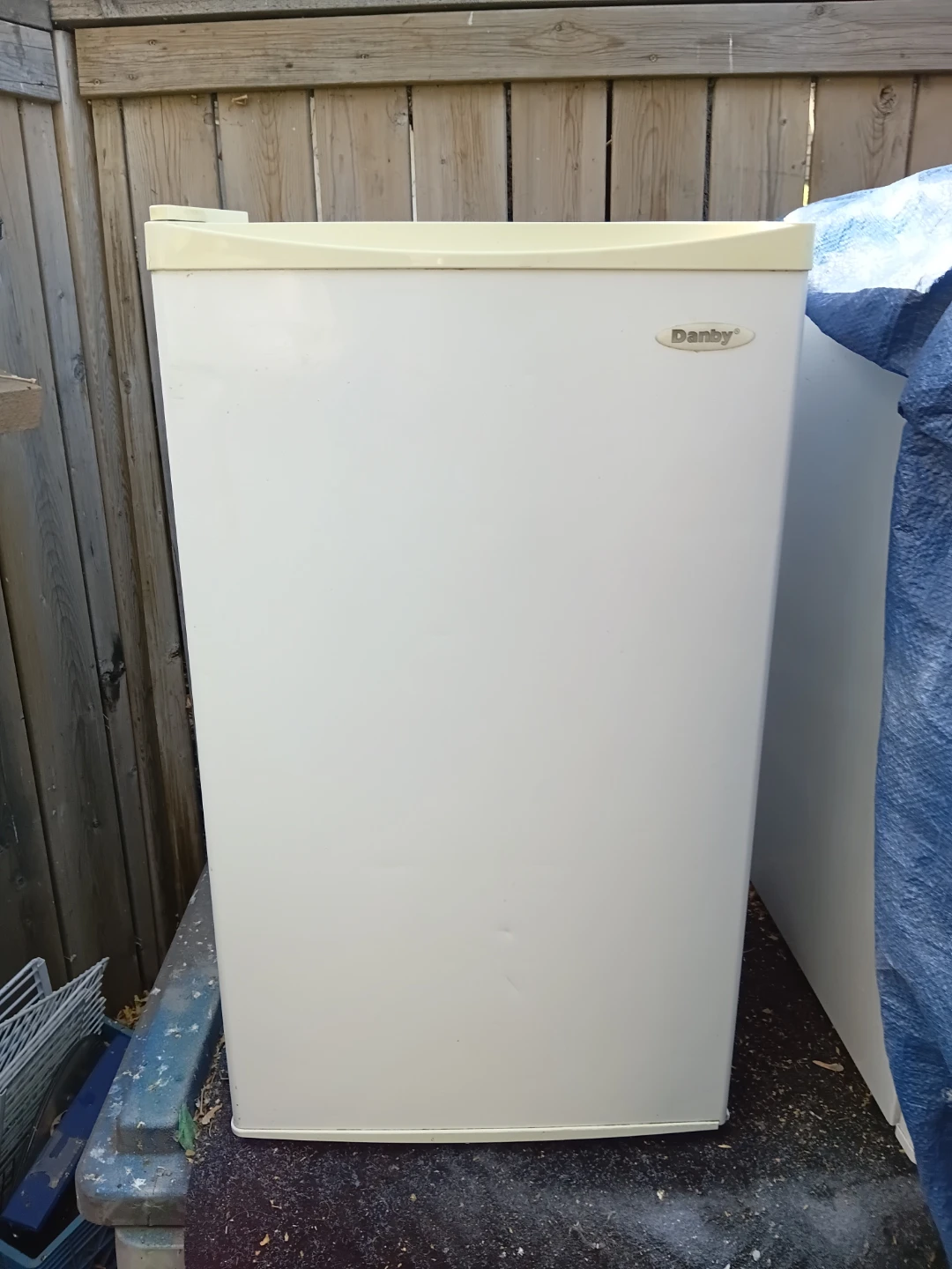 Danby Designer Compact Mini Fridge READ DESCRIPTION ON SIZE