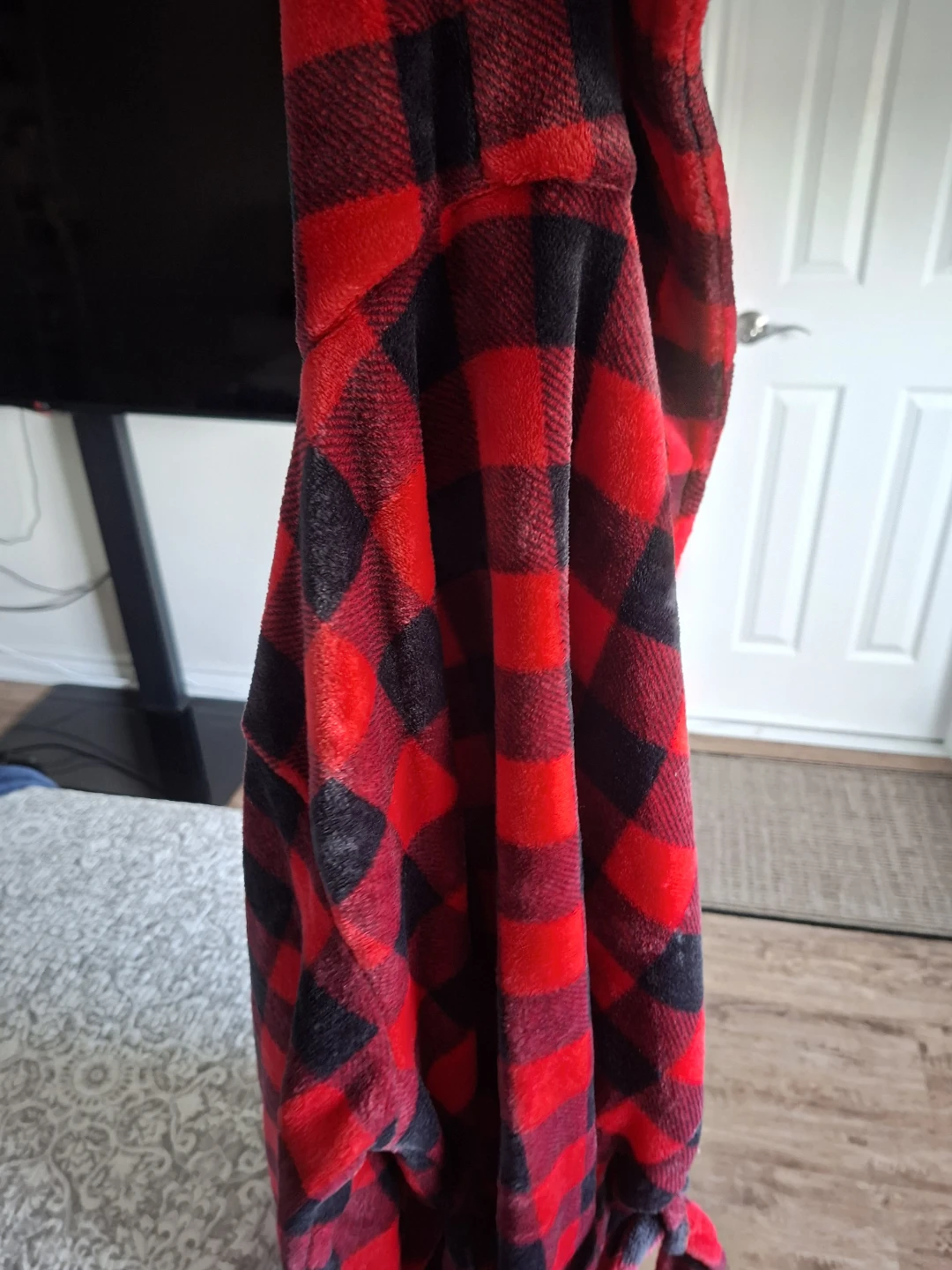 Red and black plaid fleece robe - photo 2