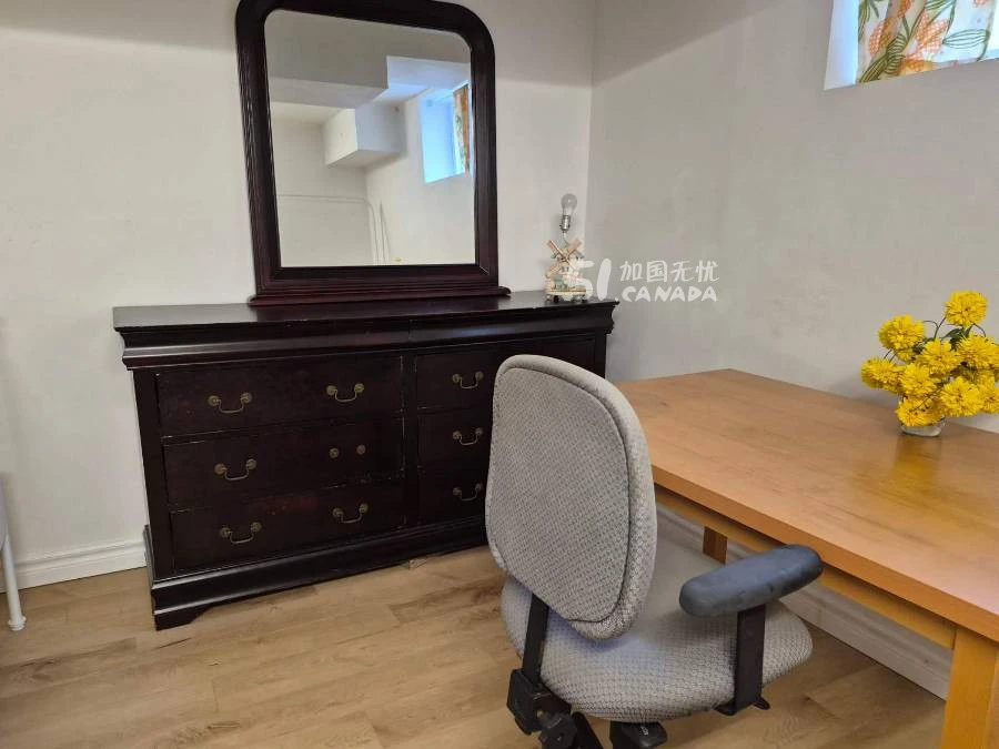 7 mins to warden station. large nice clean room for rent - photo 2