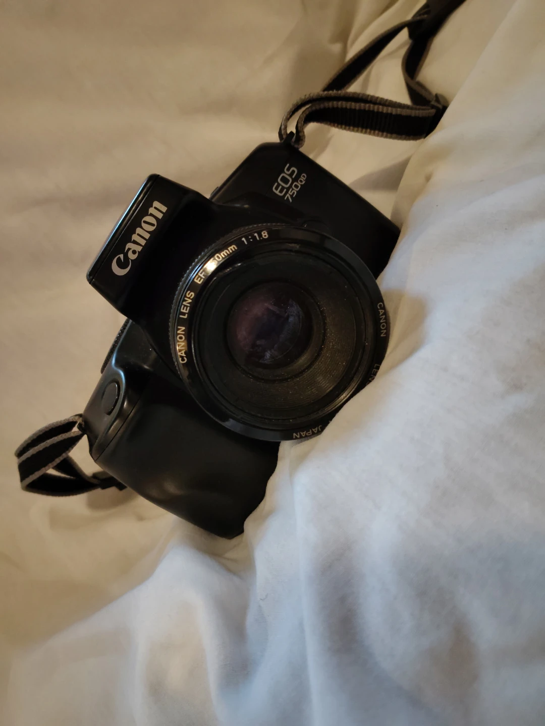 Canon EOS 750QD Camera