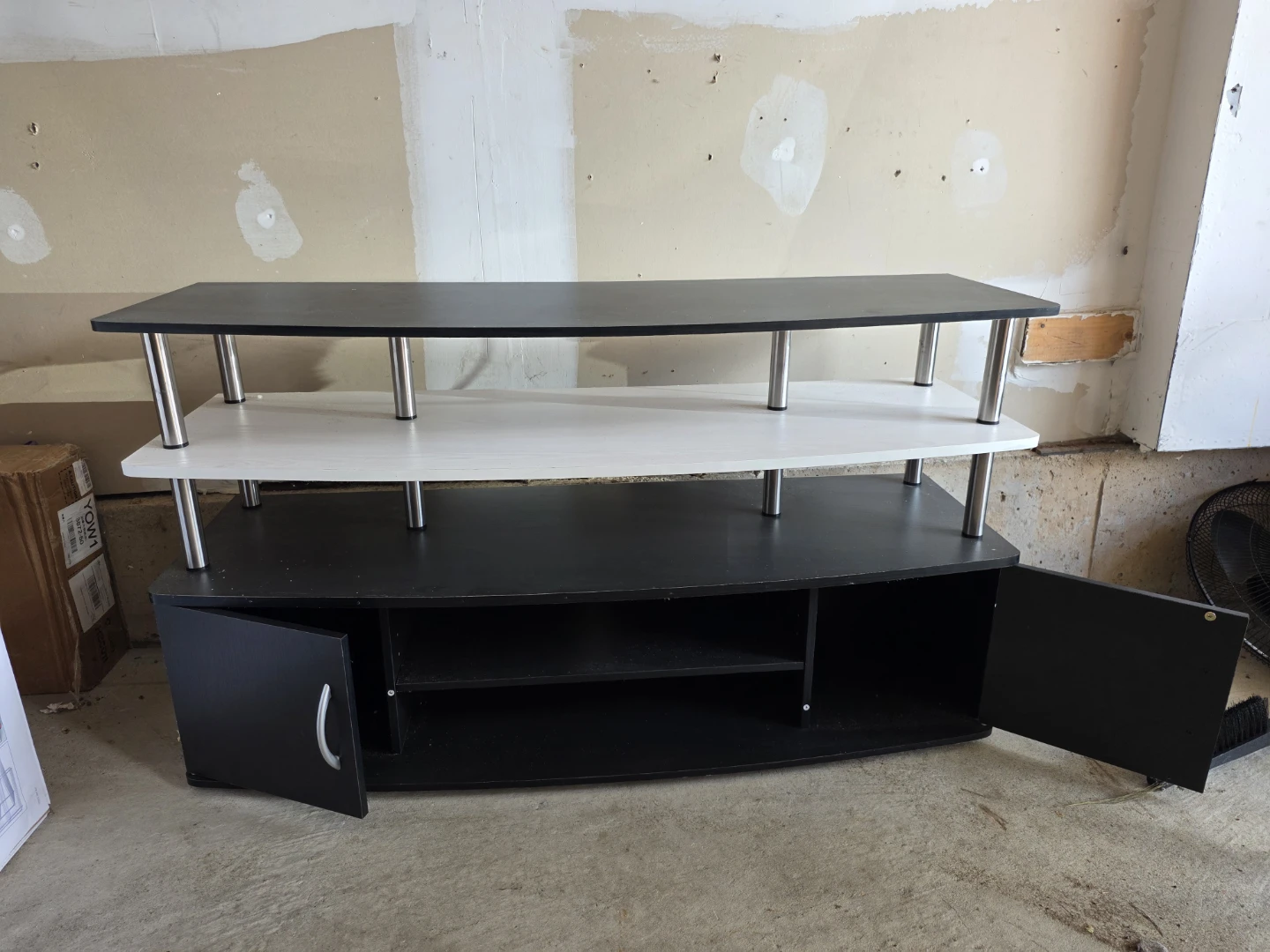 Best quality wooden tv table - never used looks like brand new - photo 2