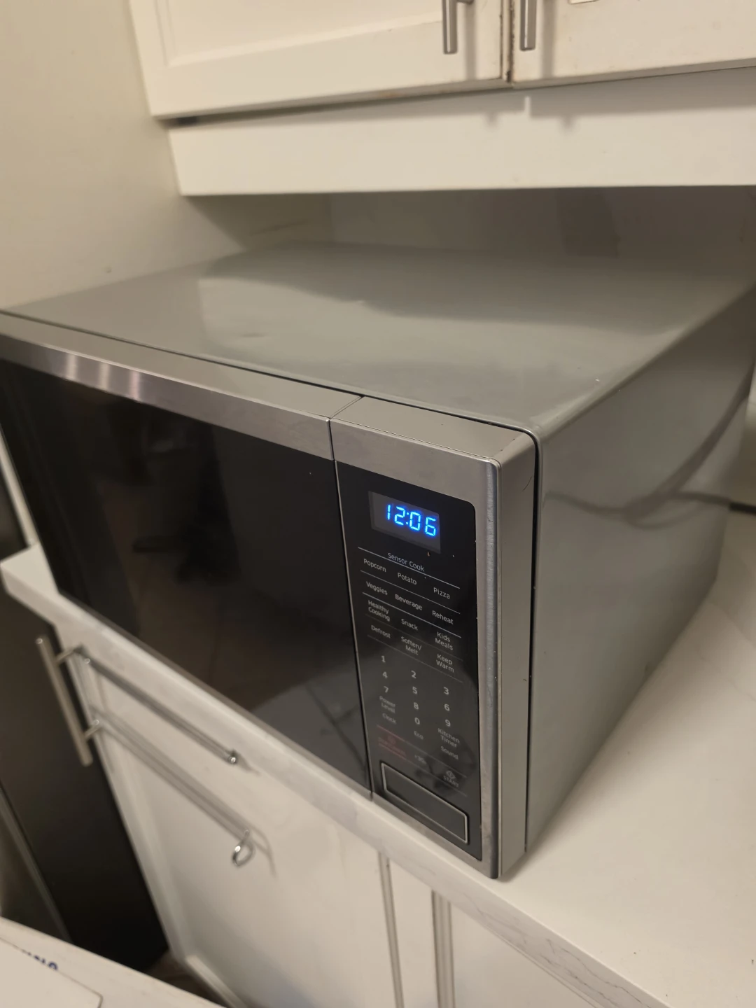 Samsung Microwave – Great Condition, Clean & Ready to Use - photo 2