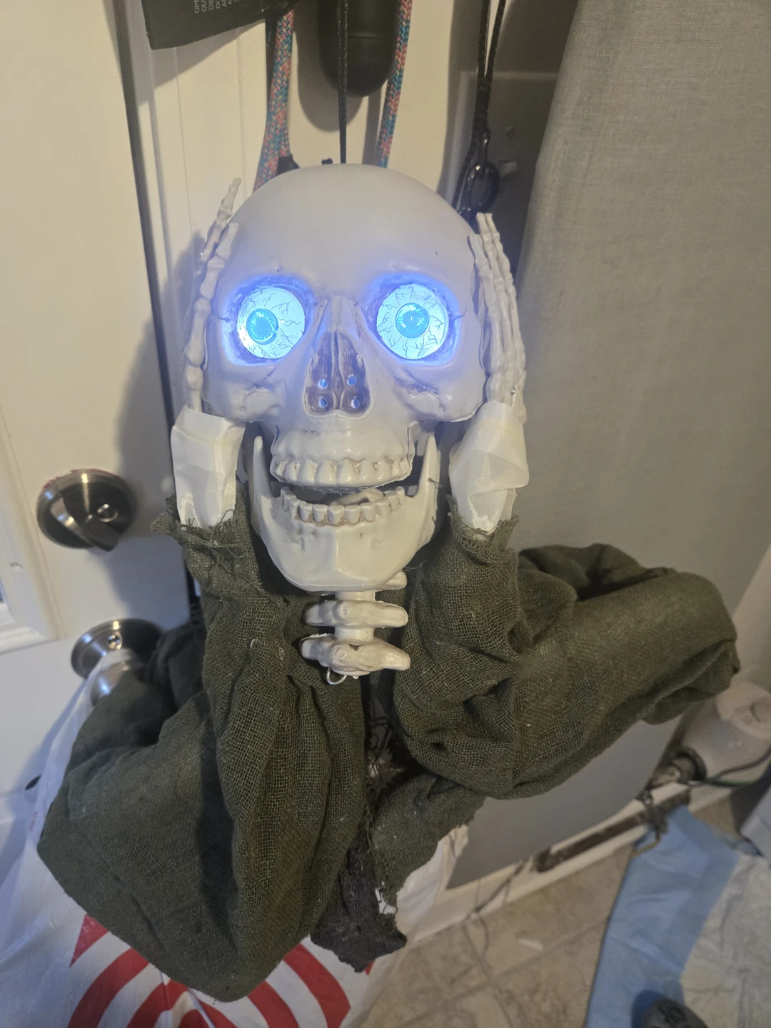 Light-Up Halloween Skeleton Prop - photo 2