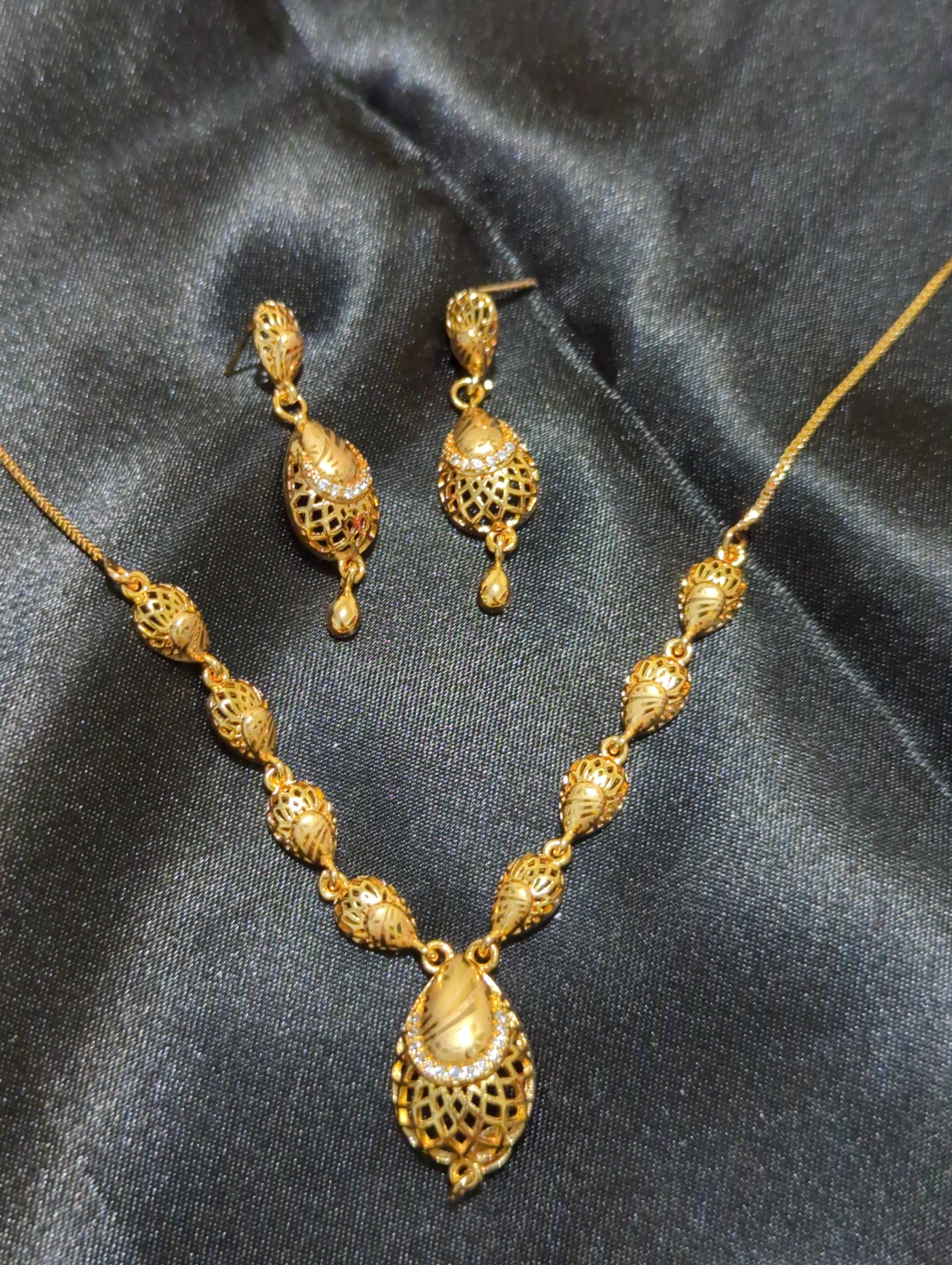 Gold Tone Pendant Necklace and Earring Set