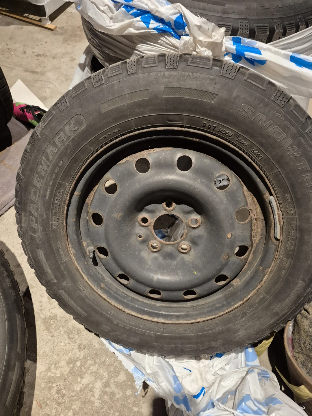 FOUR USED SNOW TIRES ON STEEL RIMS215/65R16 Tires - photo 3