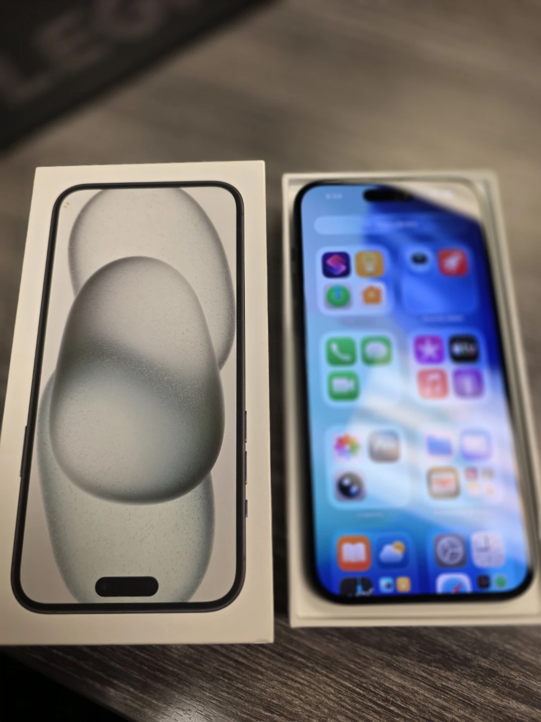 Mint! iPhone 15 Plus with Screen Protector Set