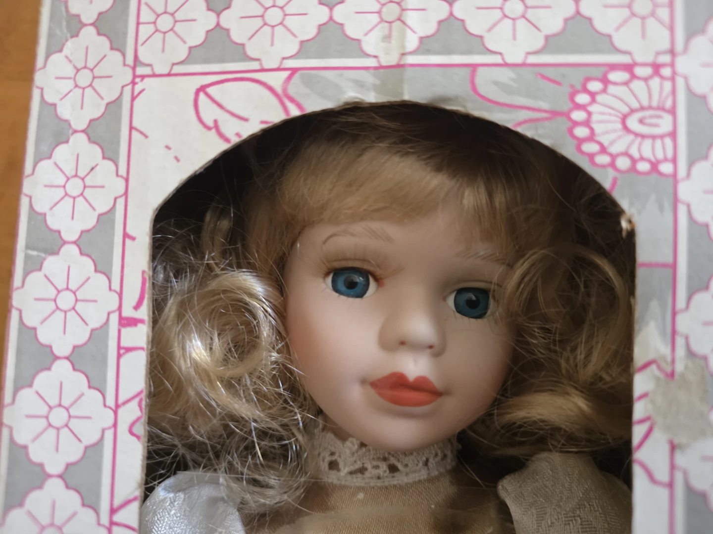 Rose Collection Angela Collector Doll - photo 2