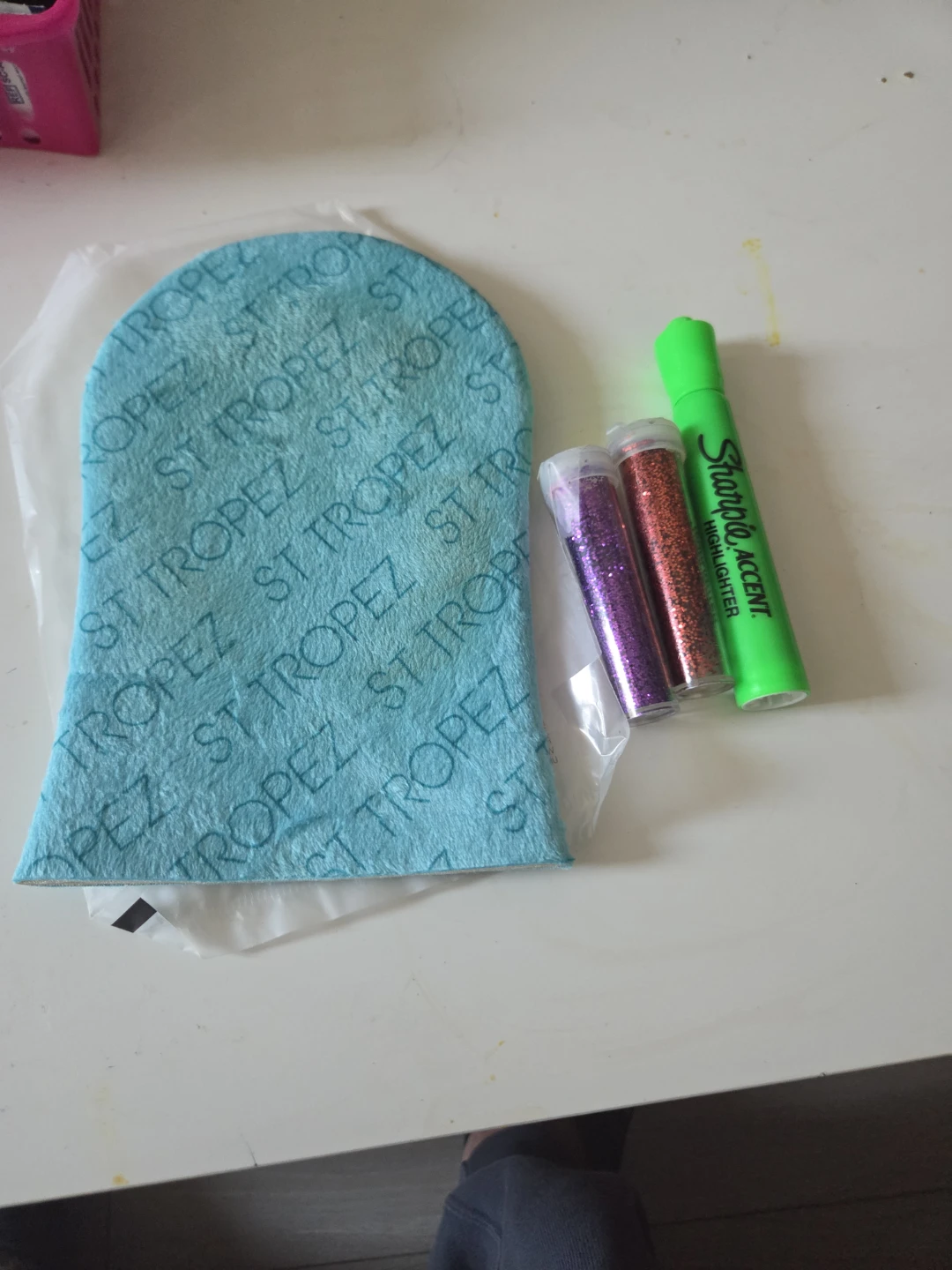 St. Tropez tanning mitt and glitter tubes - photo 3