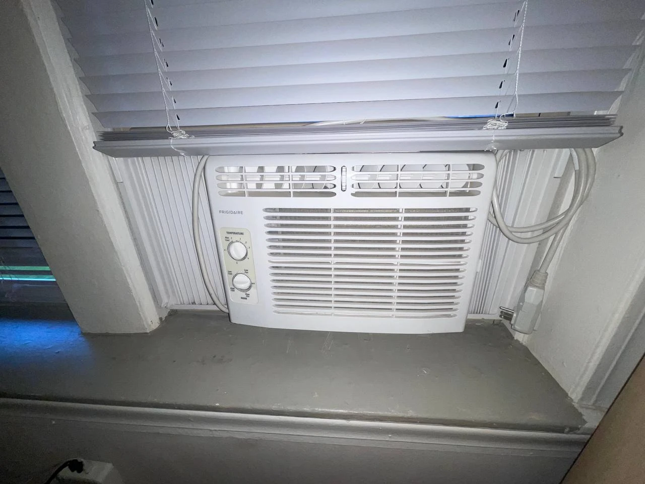 Window A/C Unit 5000 BTU Frigidaire / End of summer sale
