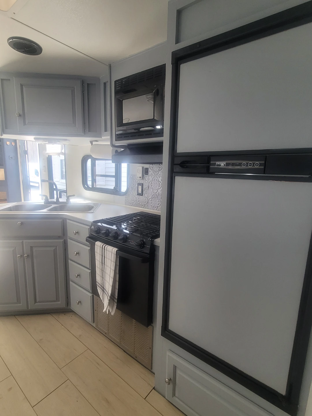 Travel Trailer Two bedrooms ready to go - photo 3