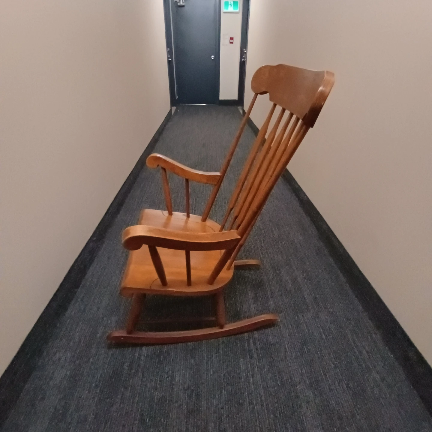 Classic wooden rocking chair - photo 2
