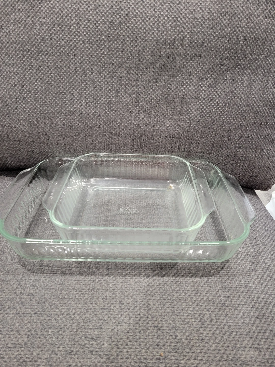Set of 2 pyrex casserole dishes