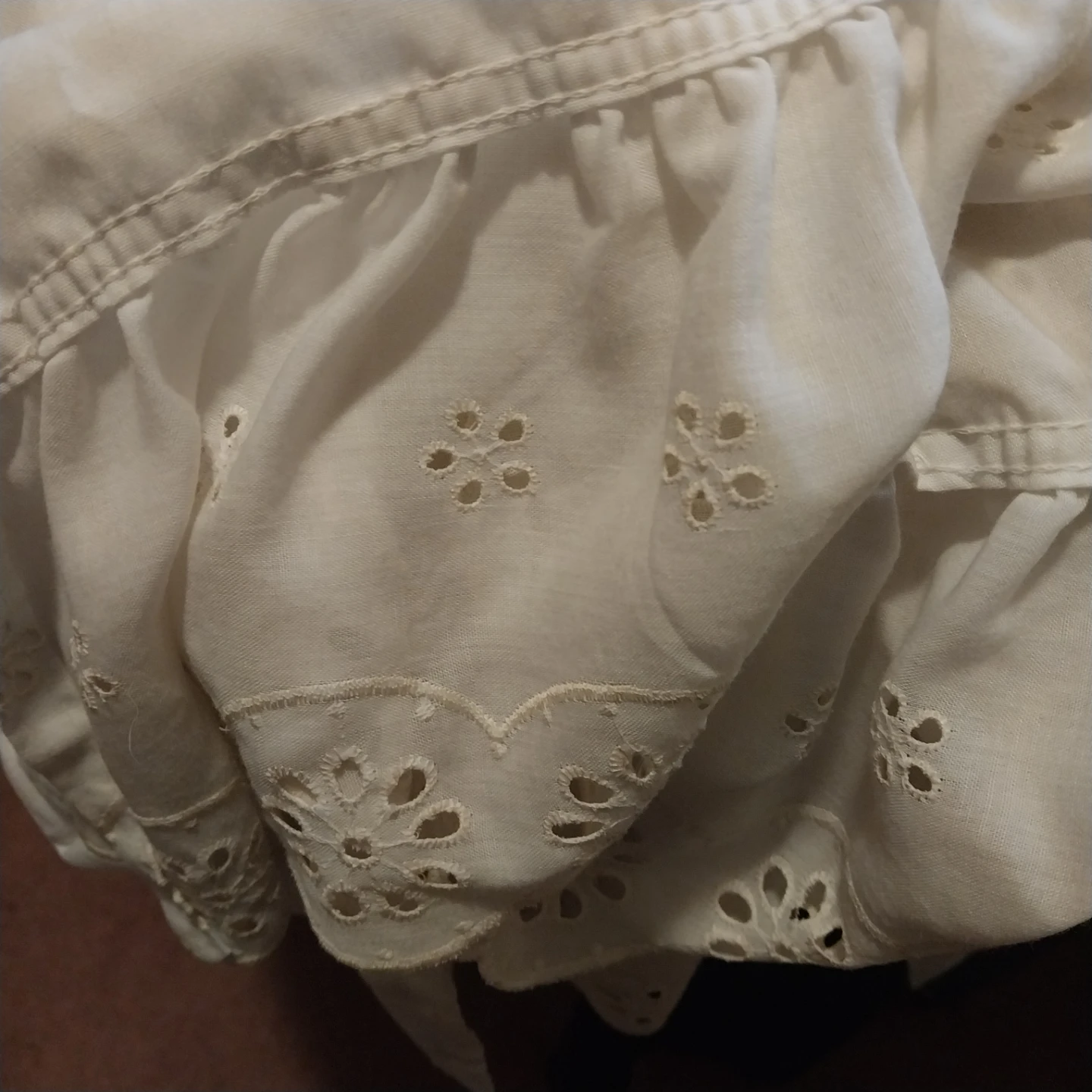 White Eyelet Ruffle Curtains (2) with 2 tie backs - photo 2