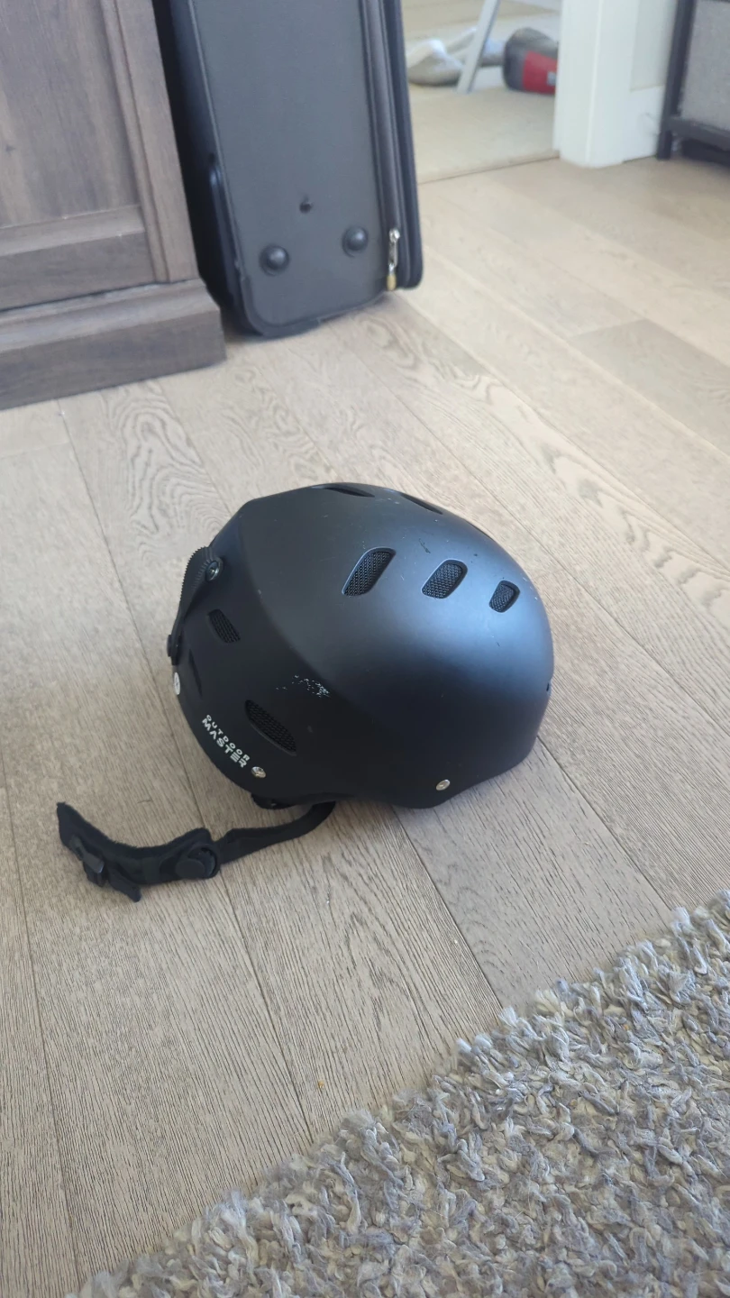 OutdoorMaster Ski Helmet - Black snowboard
