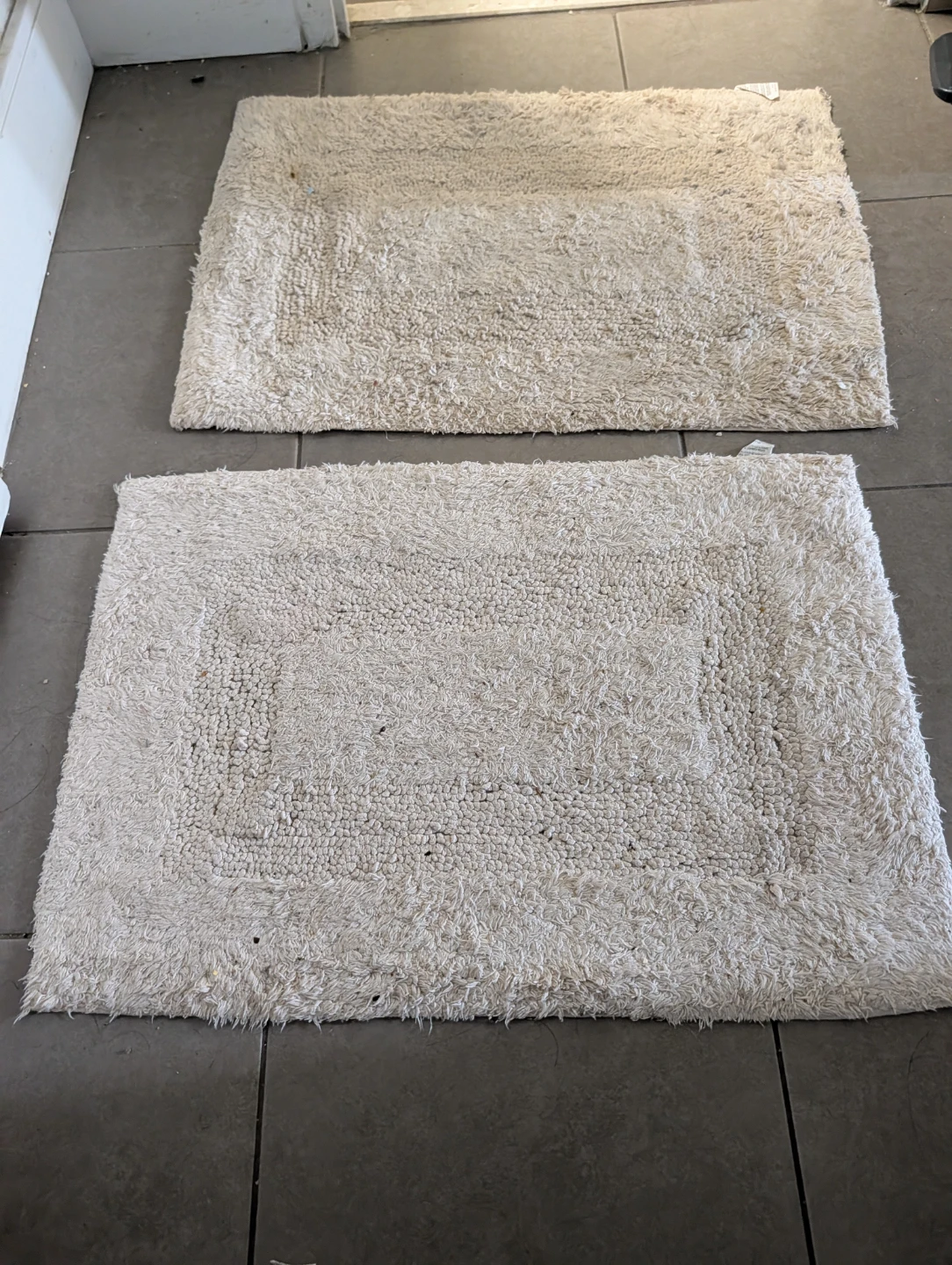 Value $75+  Three Bath mats and one curtain beige -;set. - photo 4