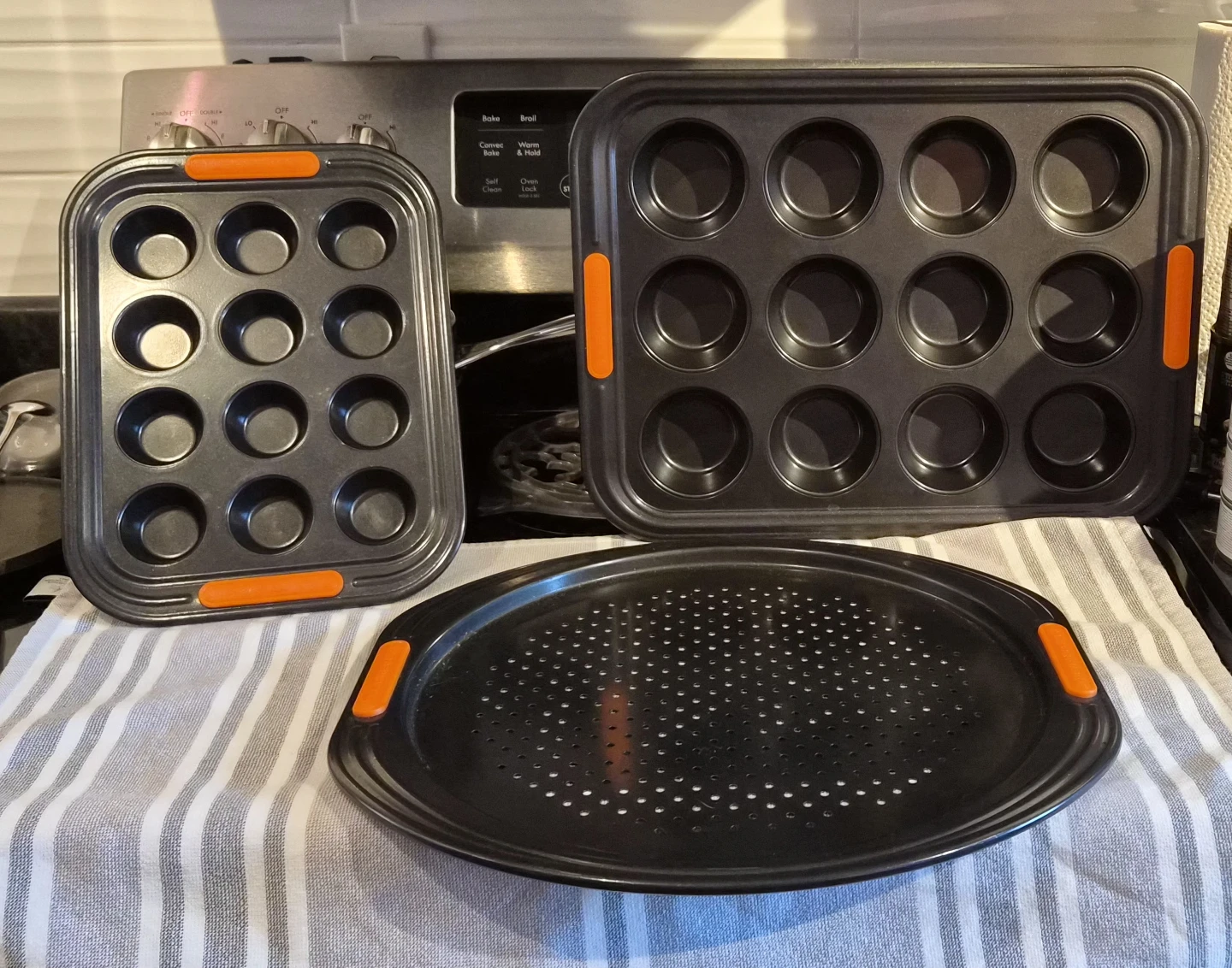 Le Creuset 7-piece Non-Stick Bakeware Set (2 new&5used) - photo 3