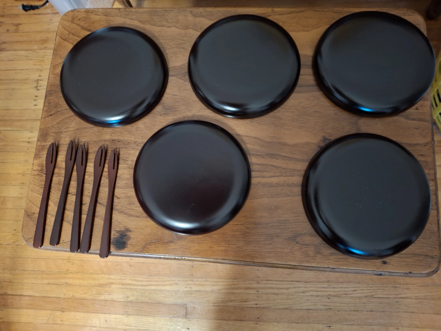 Set of 5 Japanese Lacquerware Plates and Picks - photo 3