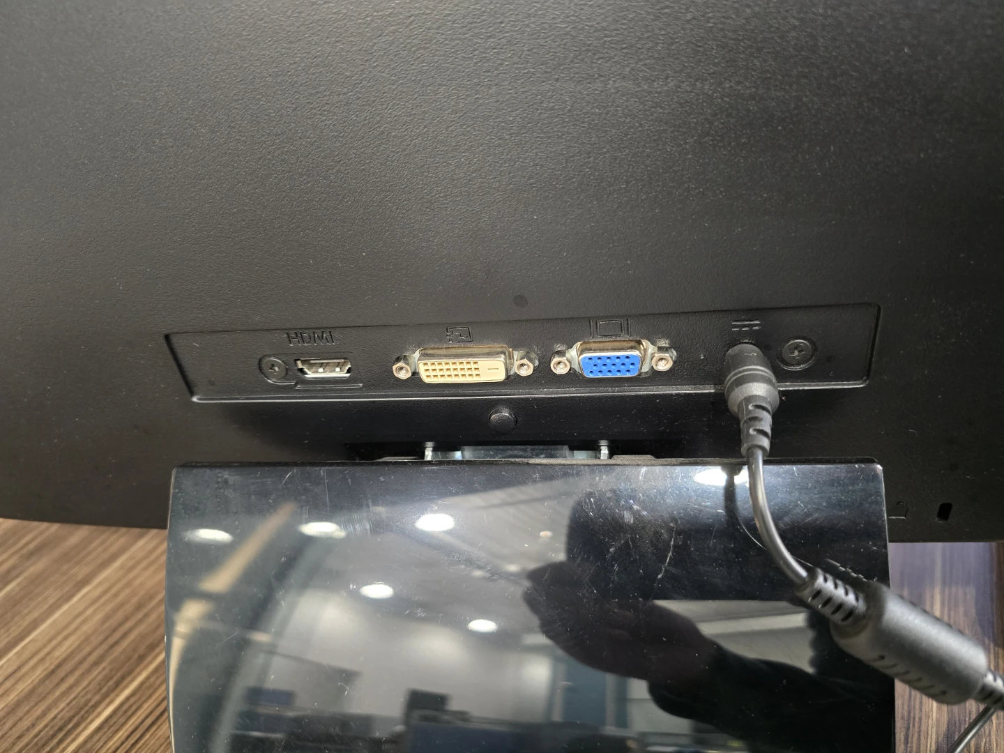HP Pavilion 23bw 23-inch Monitor - photo 2