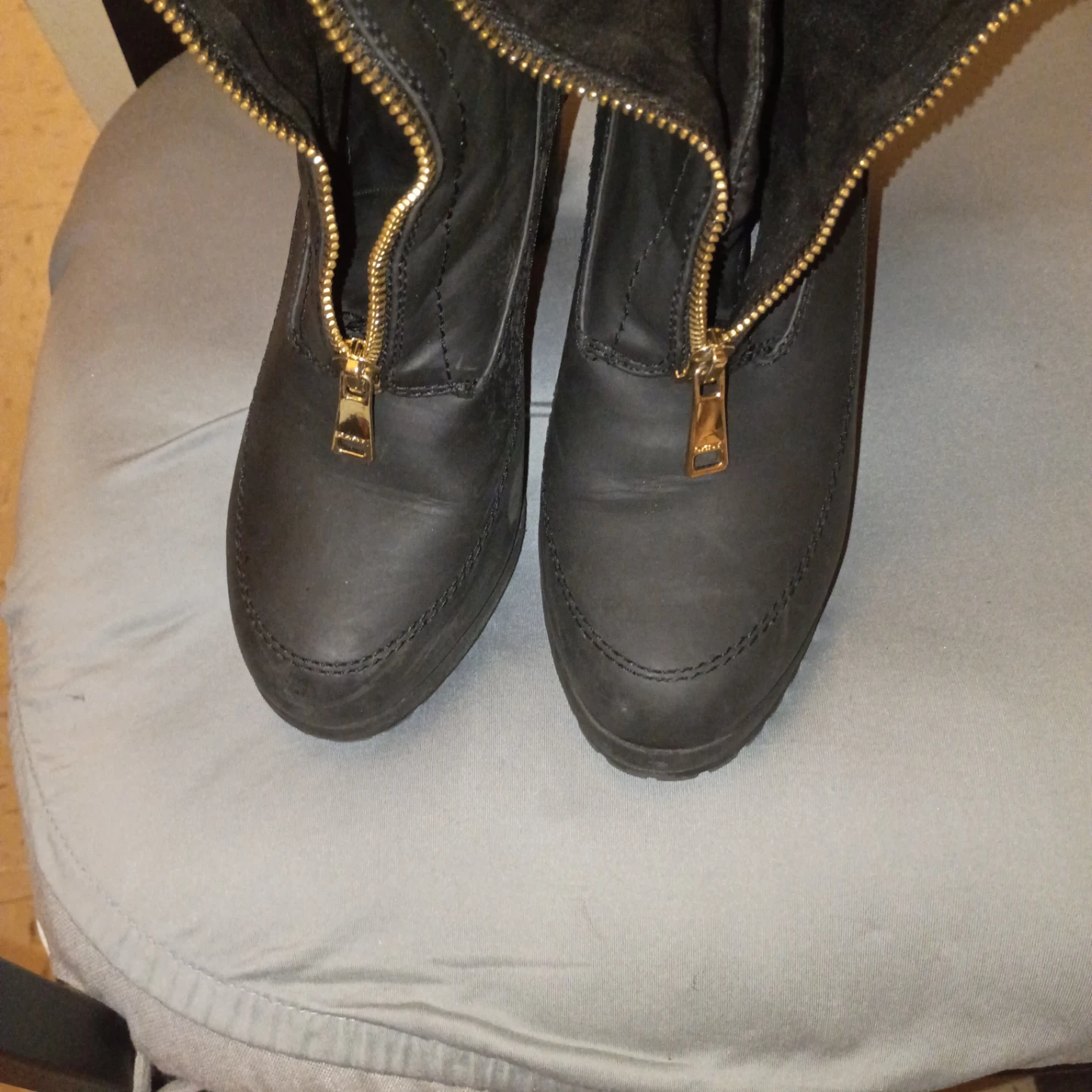 DKNY black boots with gold zipper - photo 2