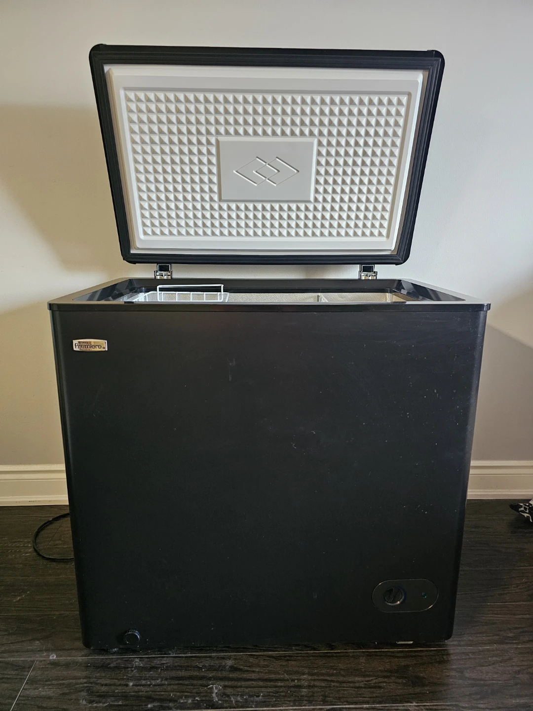 DANBY Chest Freezer 5.5 cu ft (Black) - photo 3