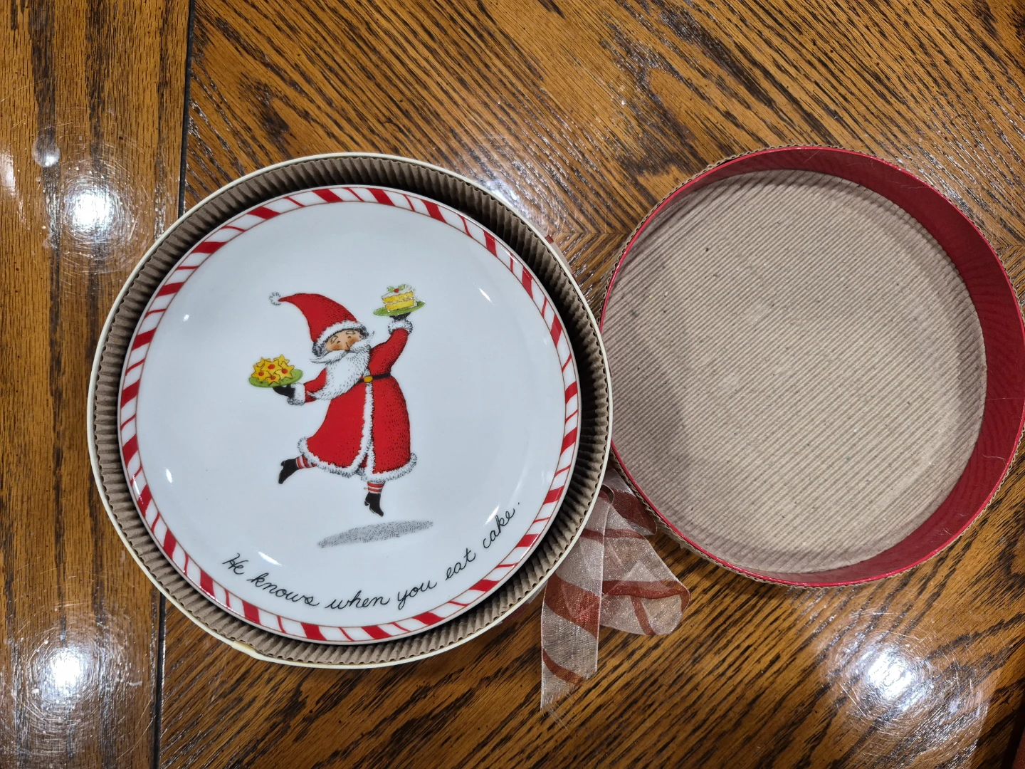 Set of 4 Porcelain Santa Plates new in box - photo 2