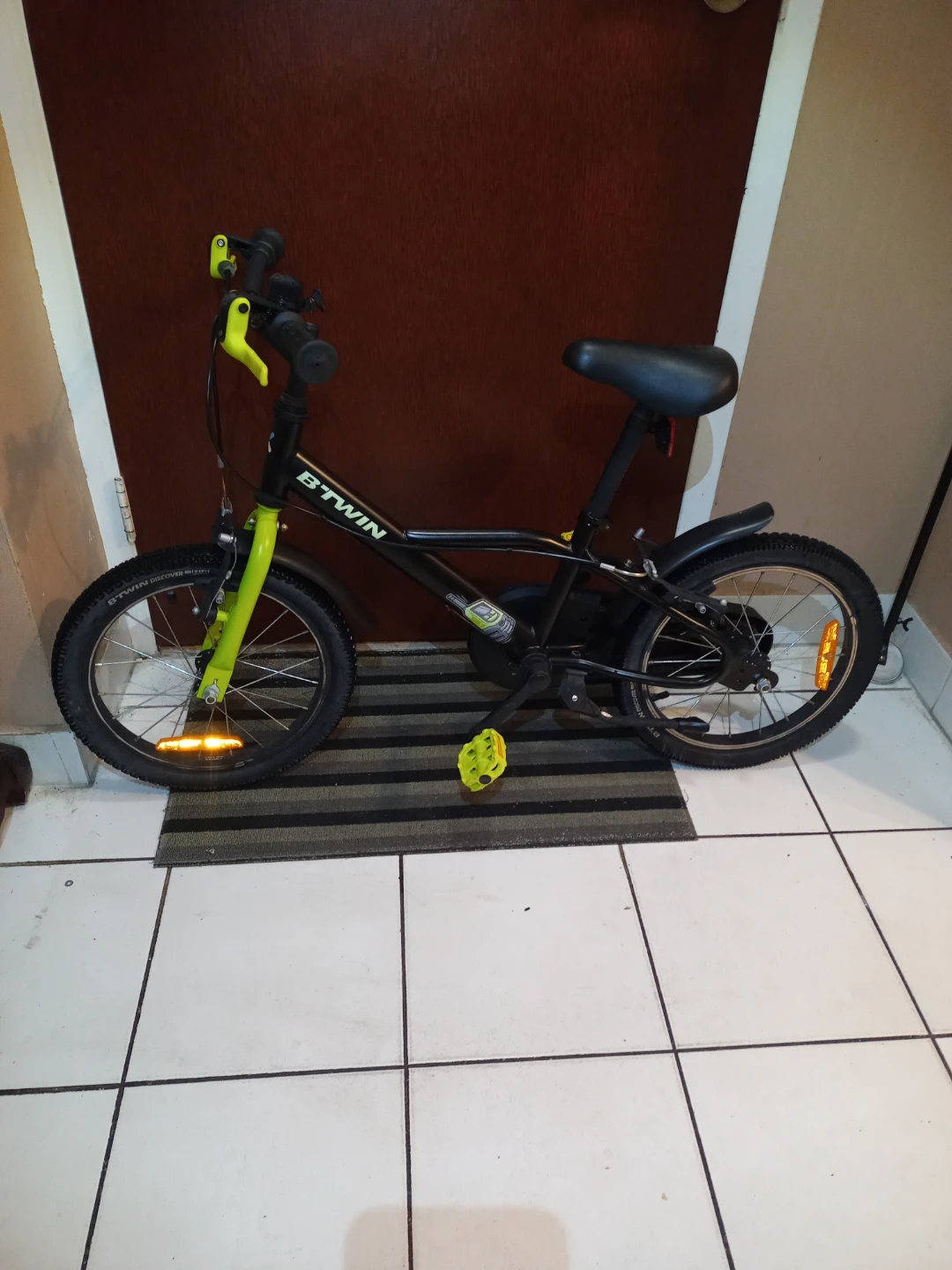 B Twin Dark Hero 500 Bike - 16" Wheels - Ages 4-6