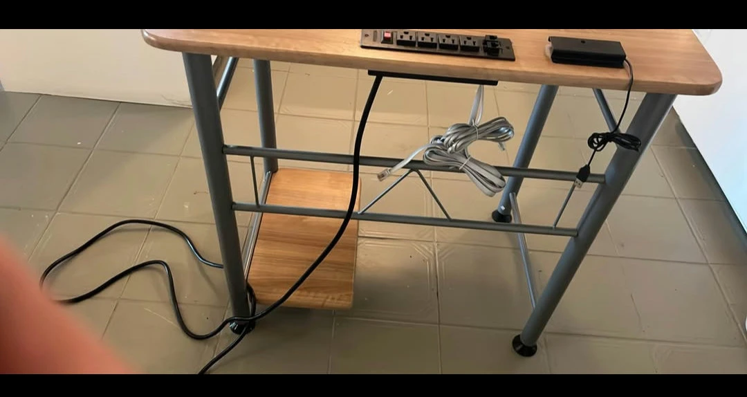 Laptop desk small like new with power connectors and usb - photo 4