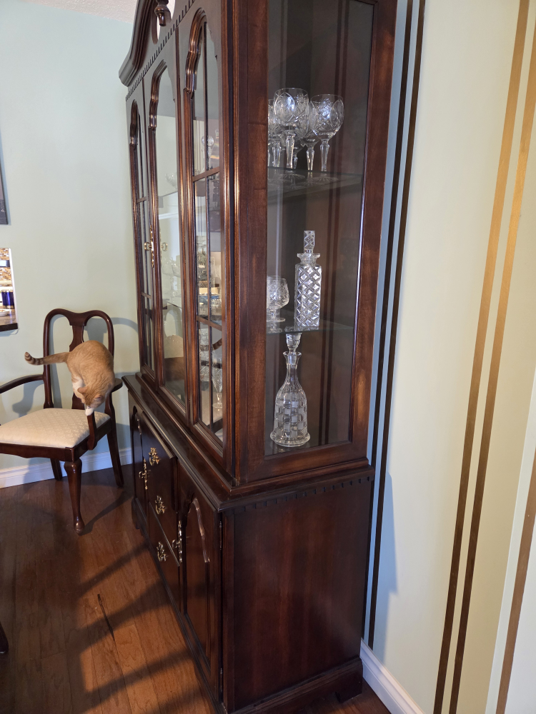 Traditional Mahogany China Cabinet - photo 2