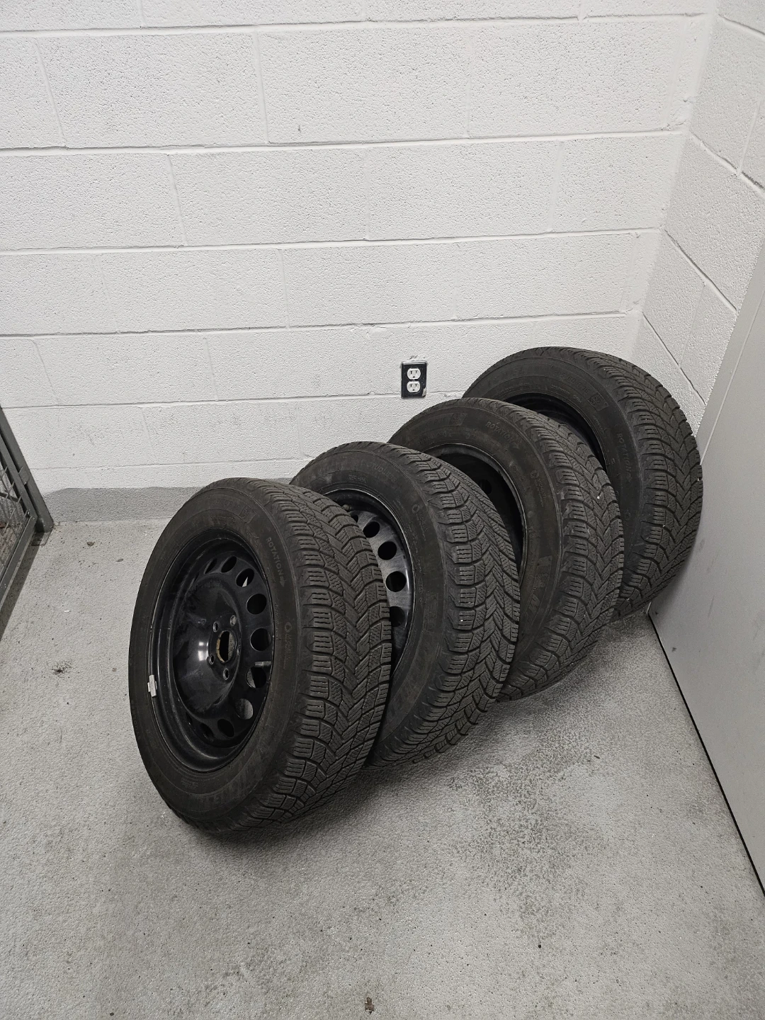 Set of 4 Michelin X-Ice Snow Tires with Rims - photo 3