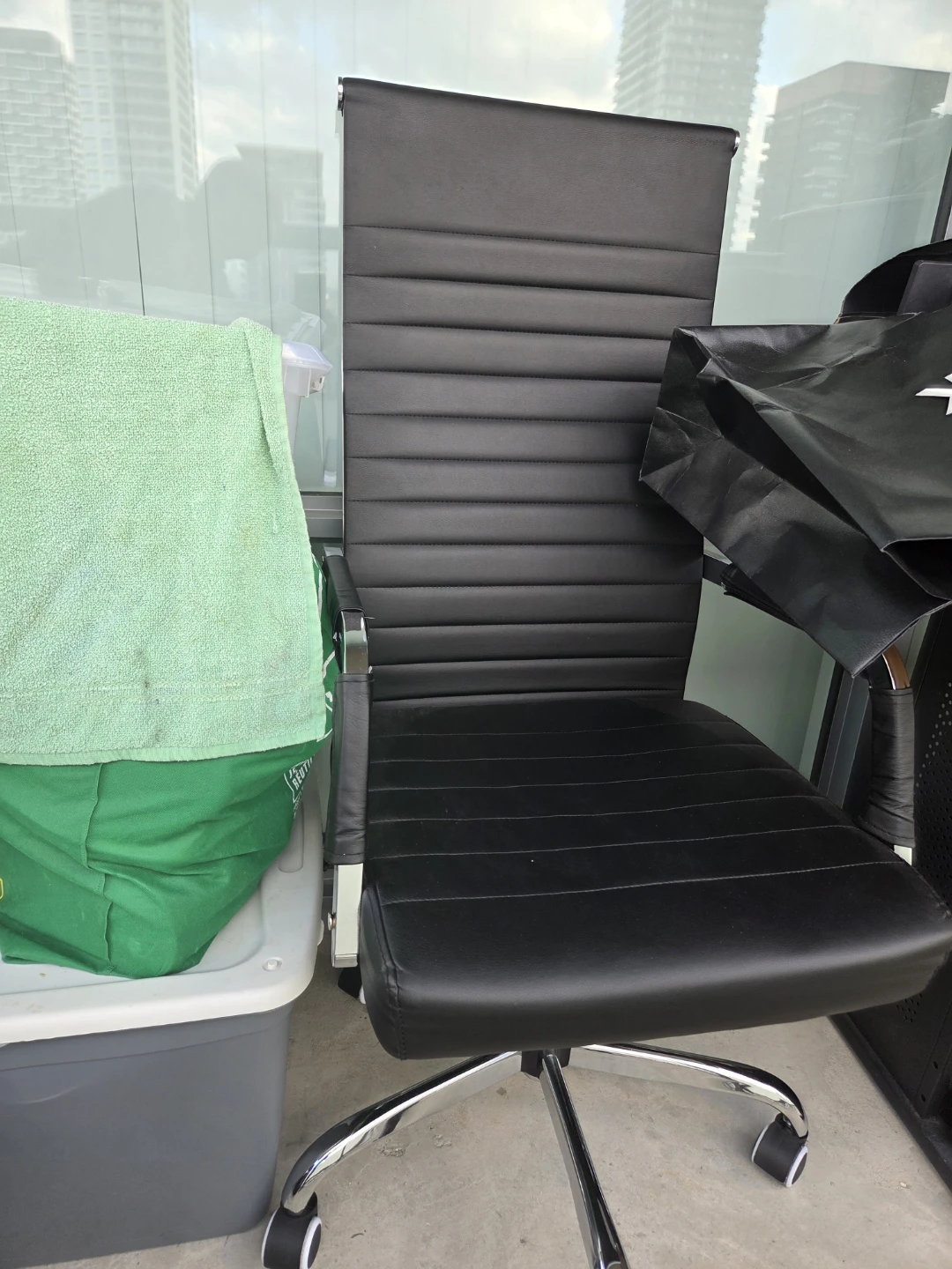 Black Modern Ribbed Office Chair
