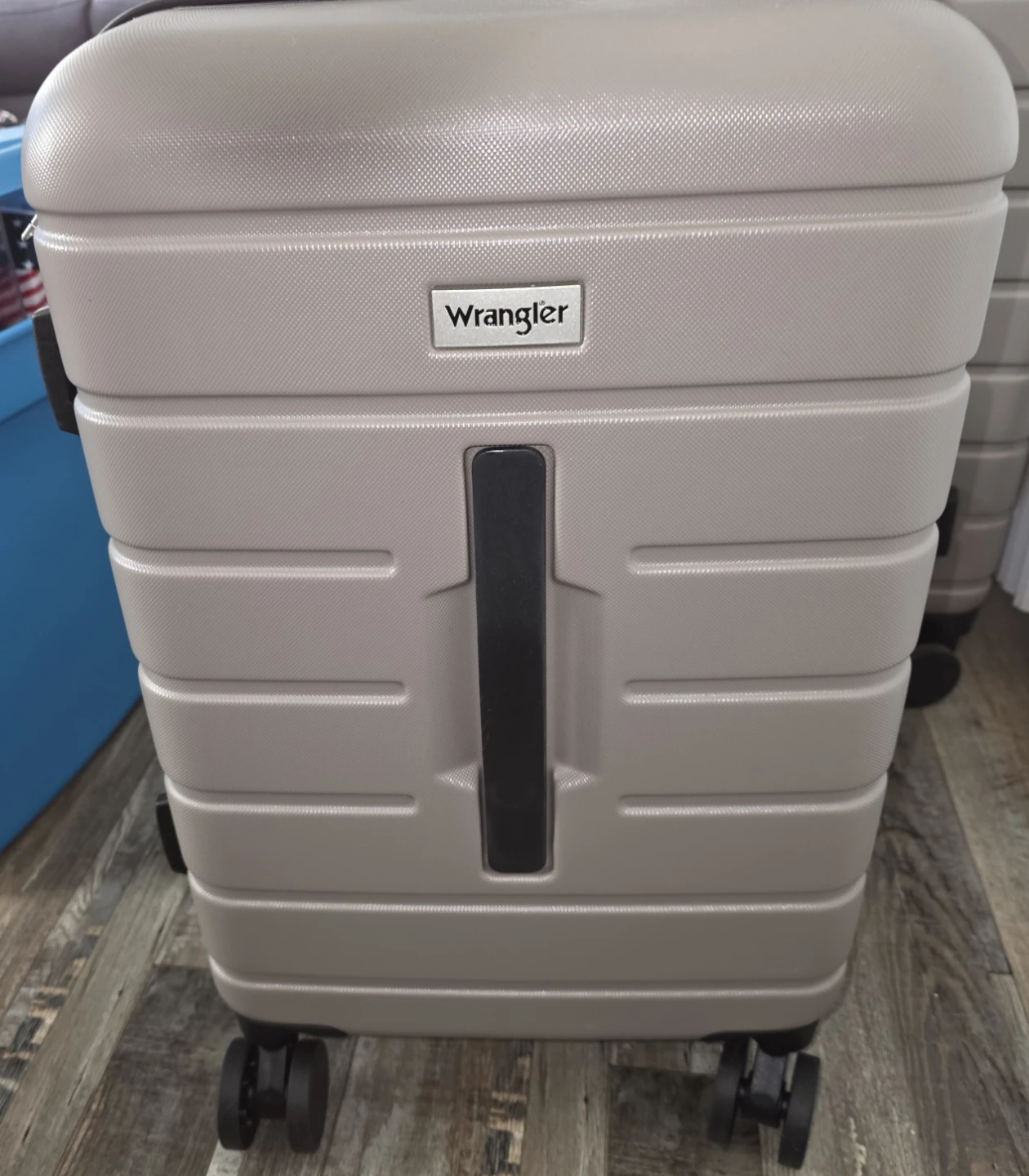 Wrangler 20-inch and 28 inch Expandable luggage set