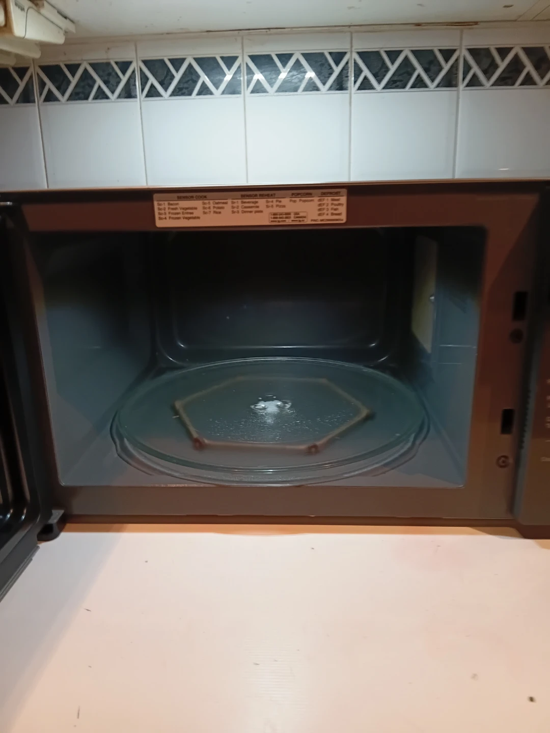 LG Premium Smart Inverter Microwave READ DESCRIPTION ON SIZE - photo 2