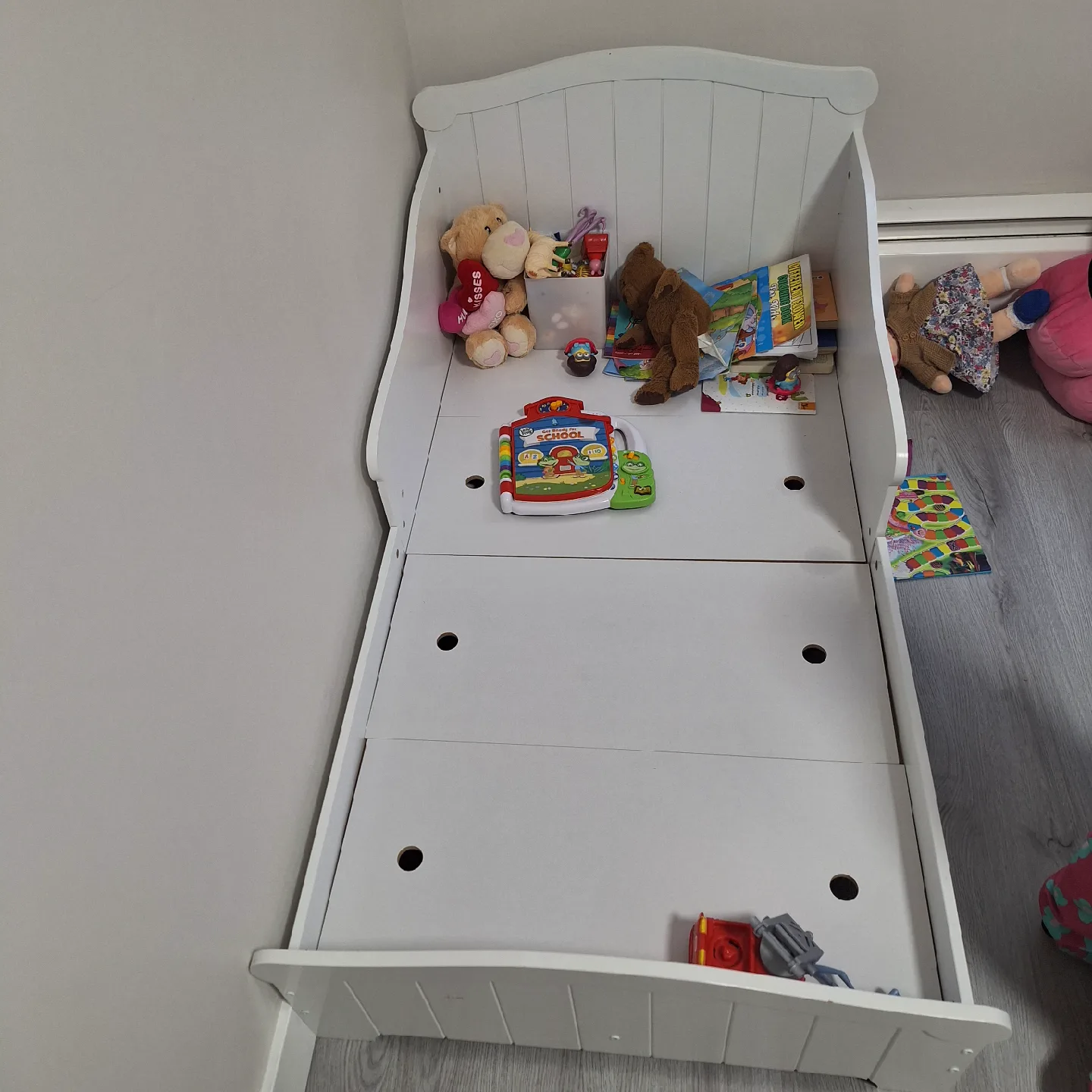 White Baby bed image indicator(3)