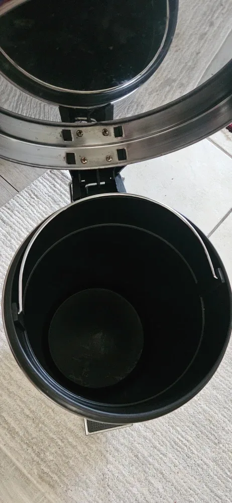 Stainless Steel Step-On Trash Can image indicator(3)
