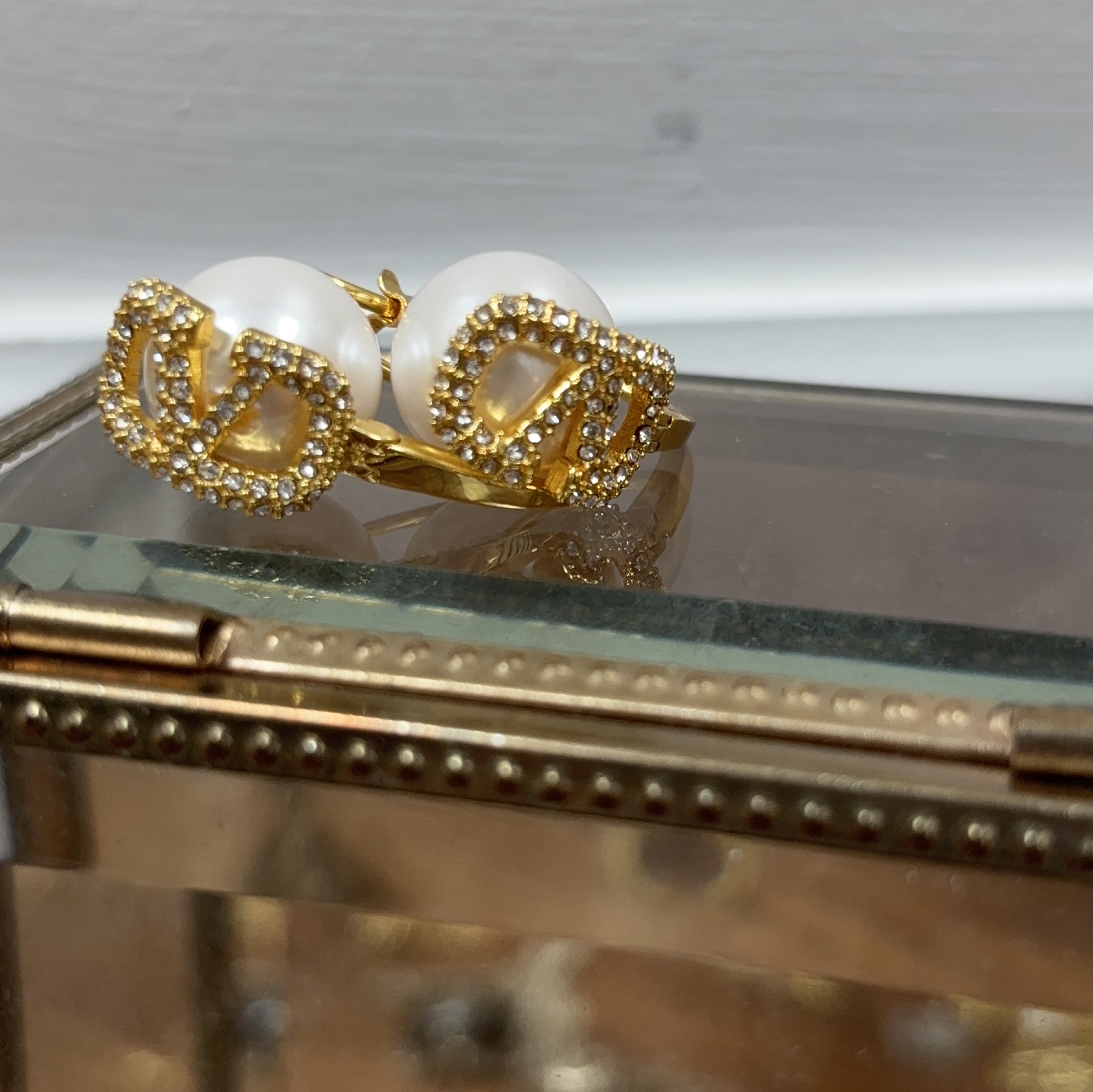 Elegant Pearl and Crystal Earrings thumbnail