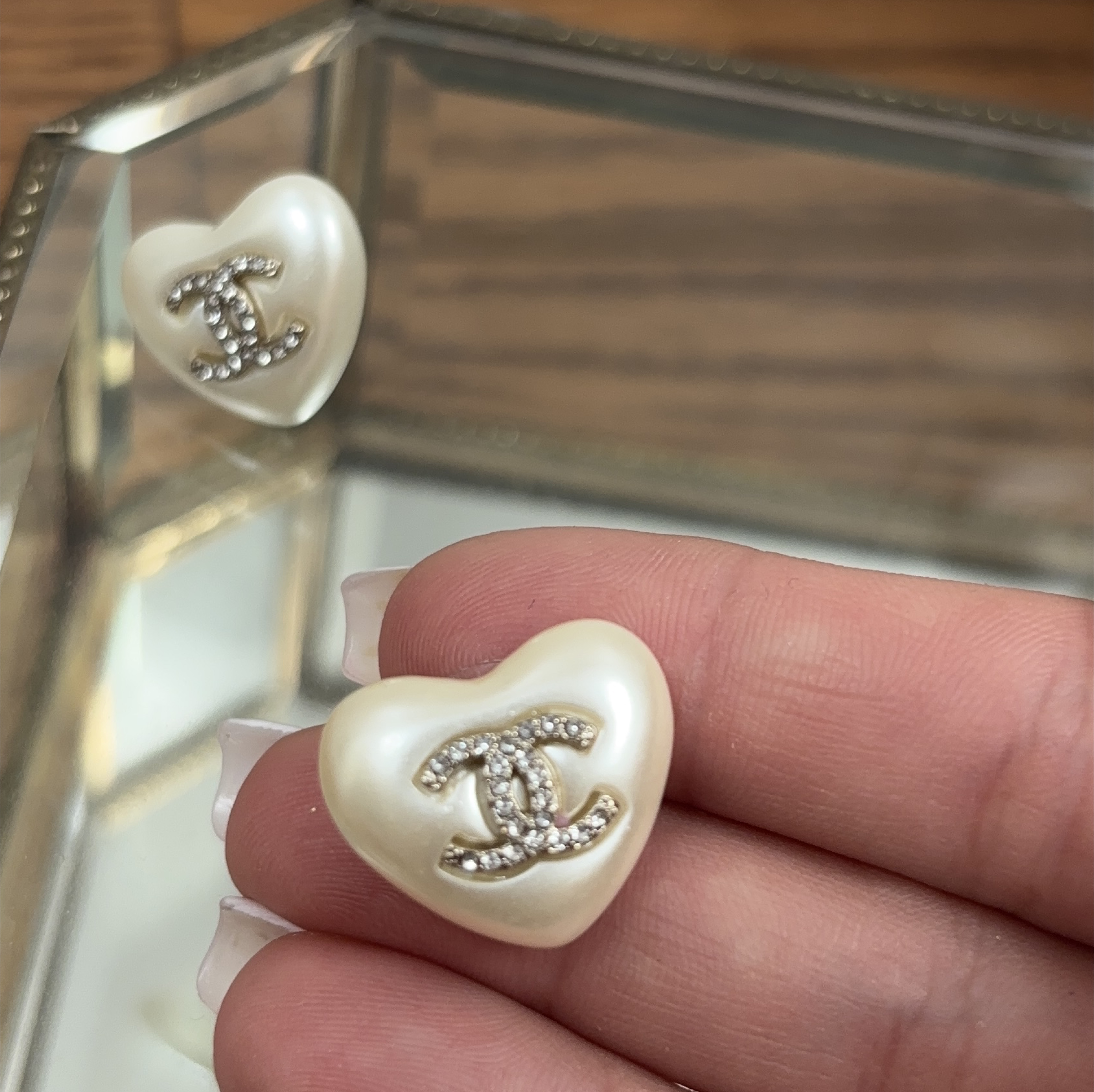 Chanel Pearl Heart Earrings thumbnail