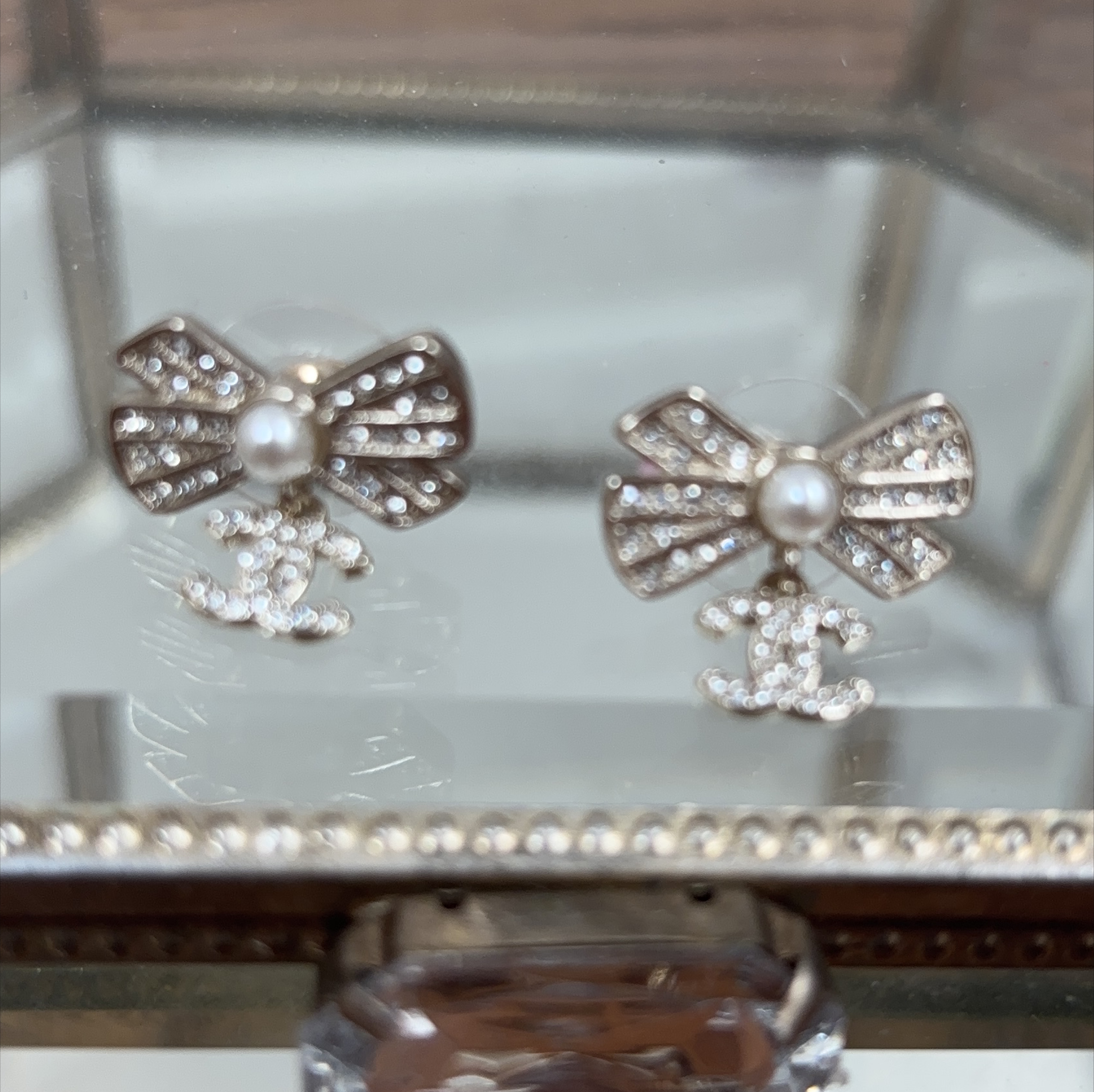 Chanel-inspired Bow Earrings with Pearls thumbnail