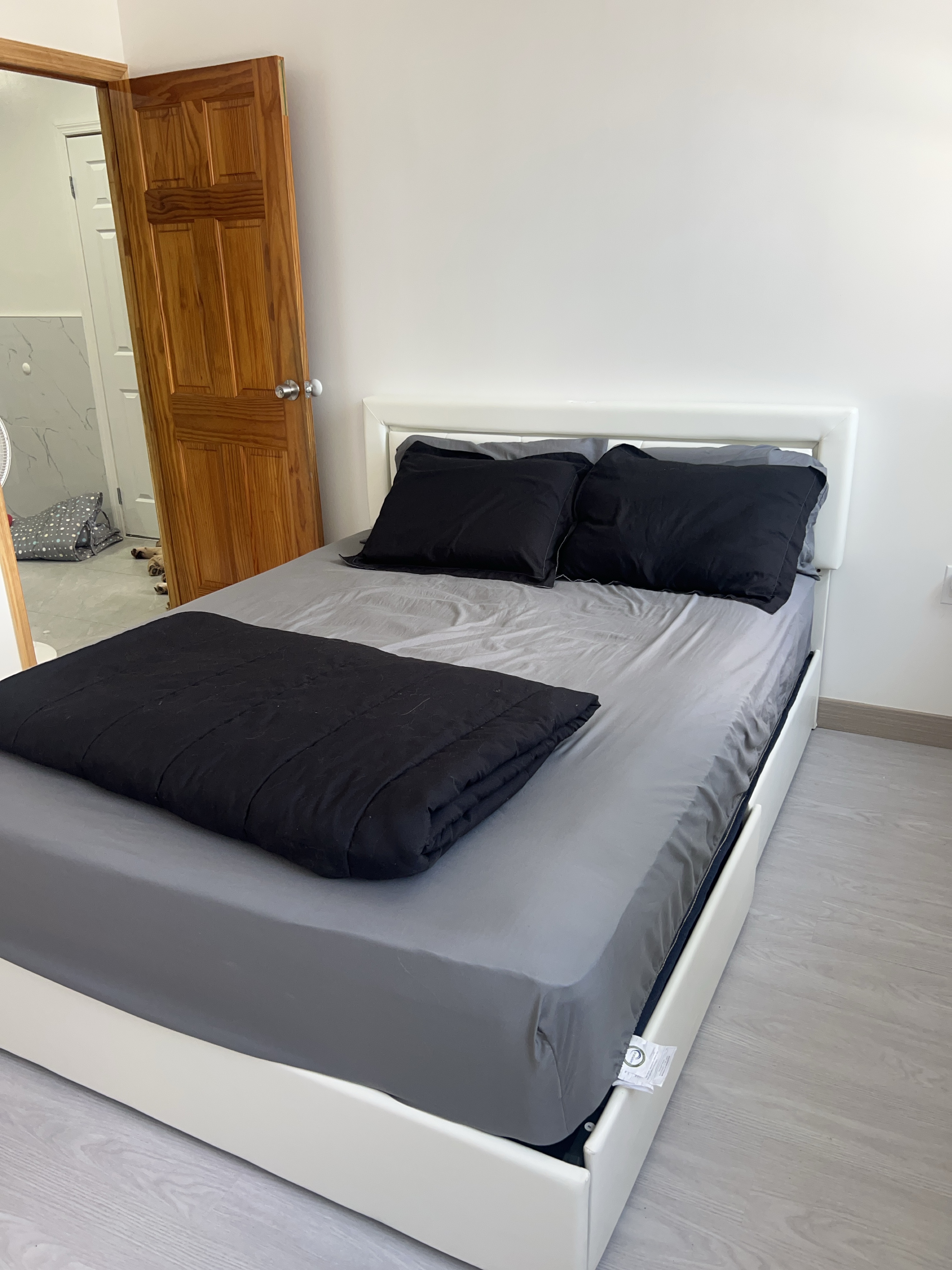 Queen Size Bed Frame with Mattress - 1 month old - photo 5