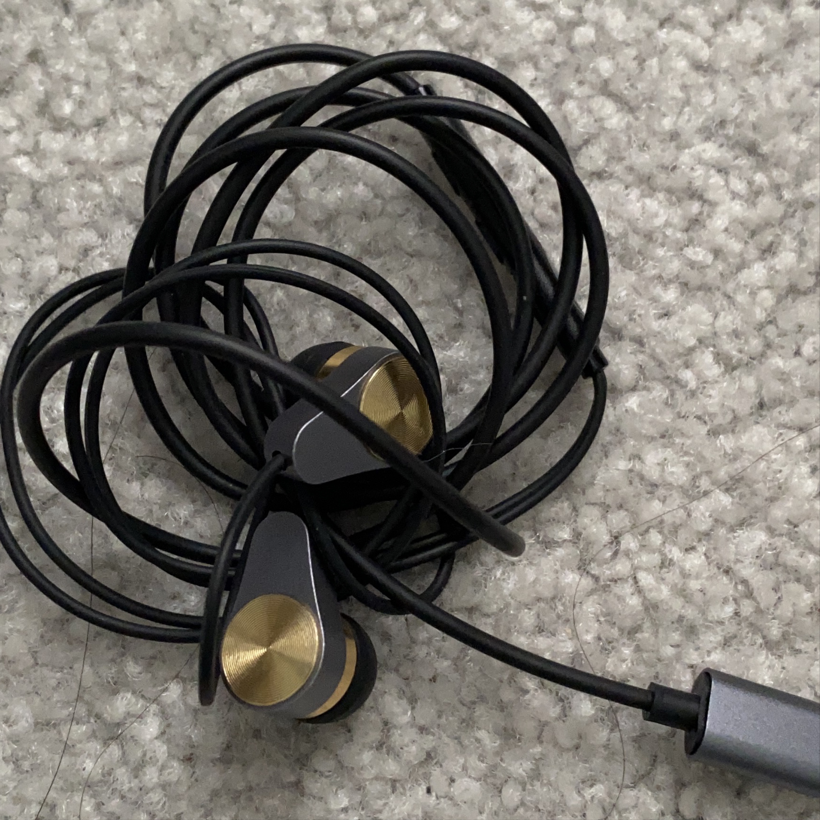 Wired Earbuds for iPhones thumbnail