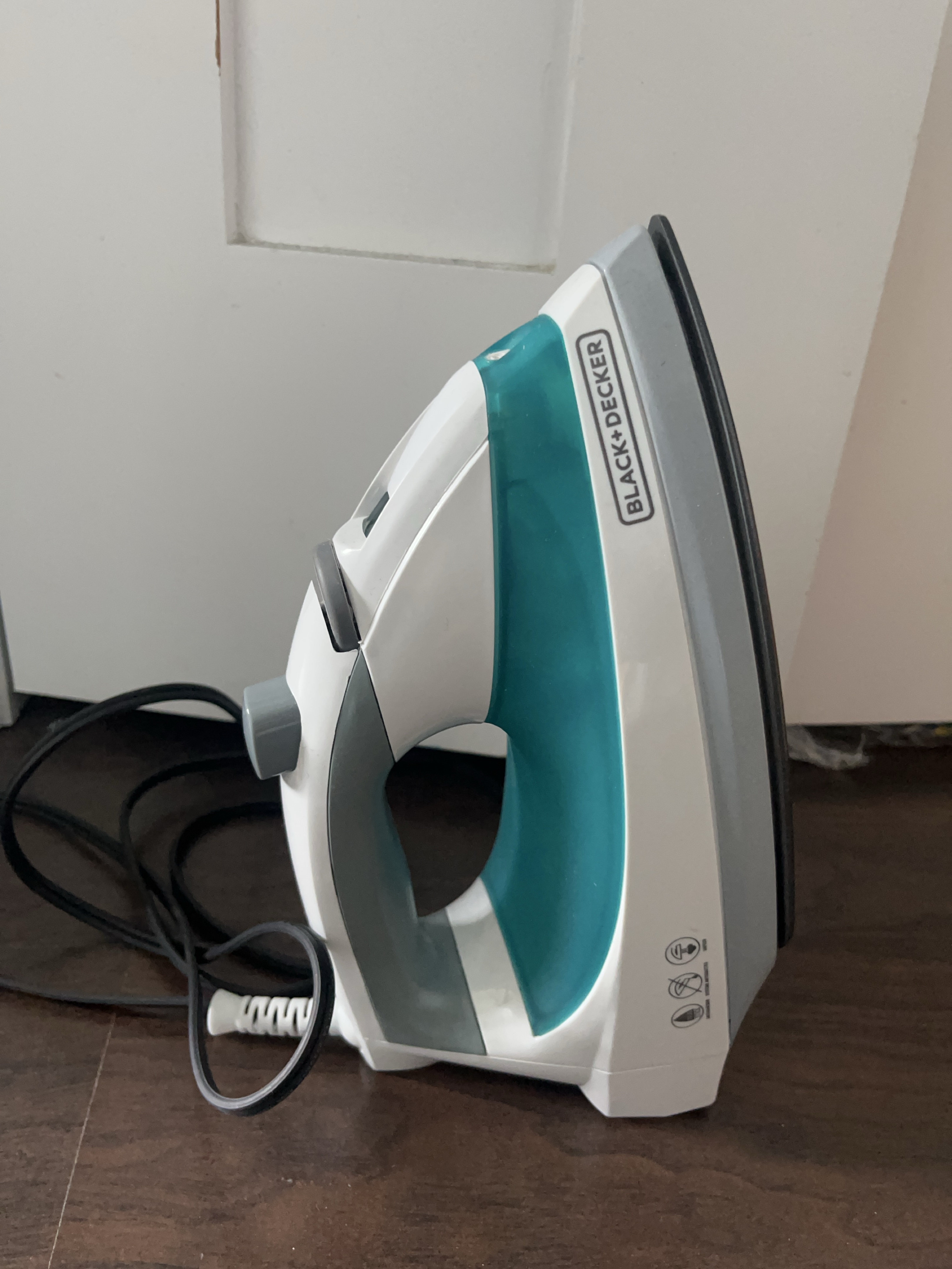 Black+Decker Compact Steam Iron thumbnail