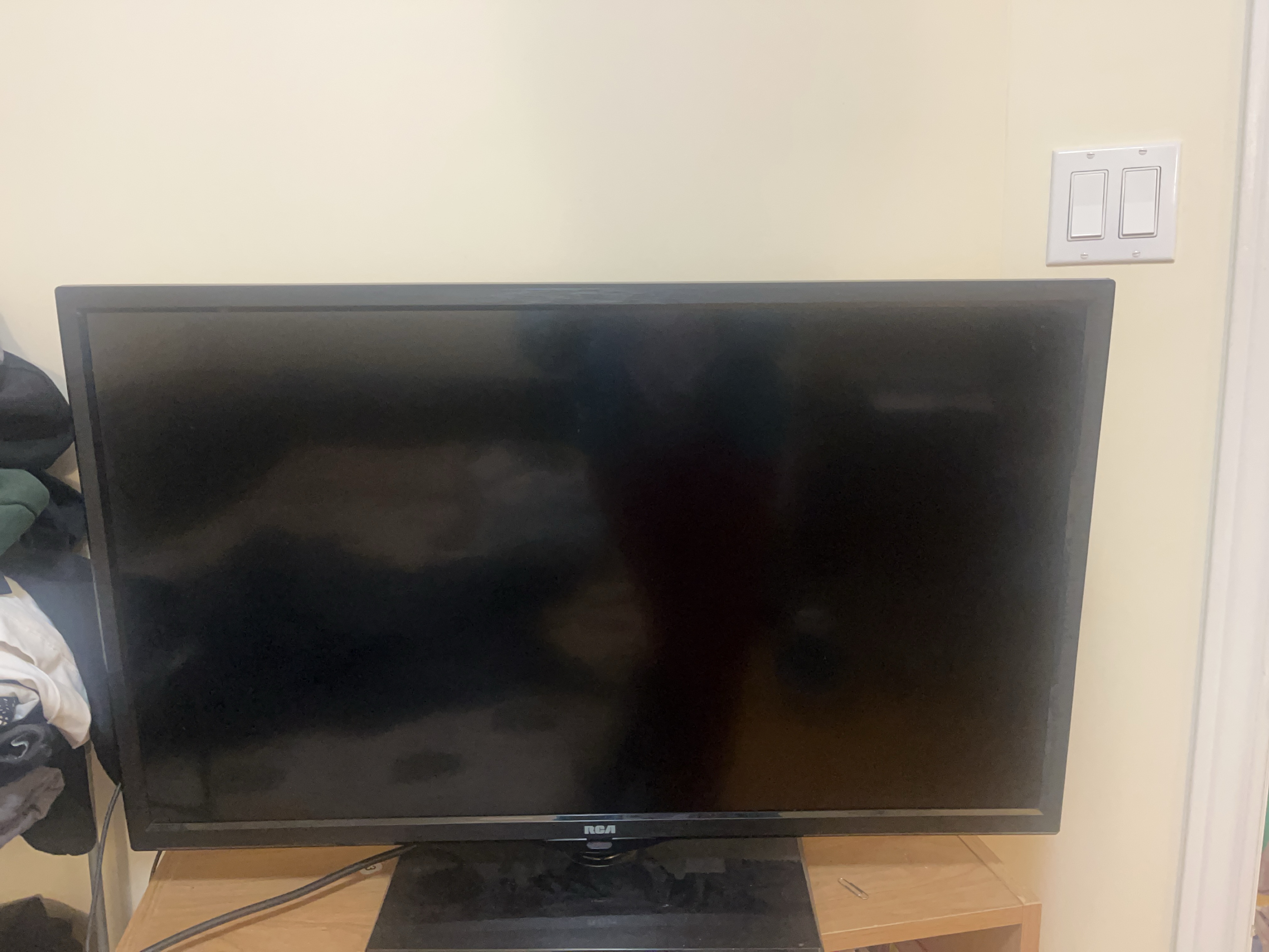Moving sale - RCA Flat Screen TV 32 inches thumbnail