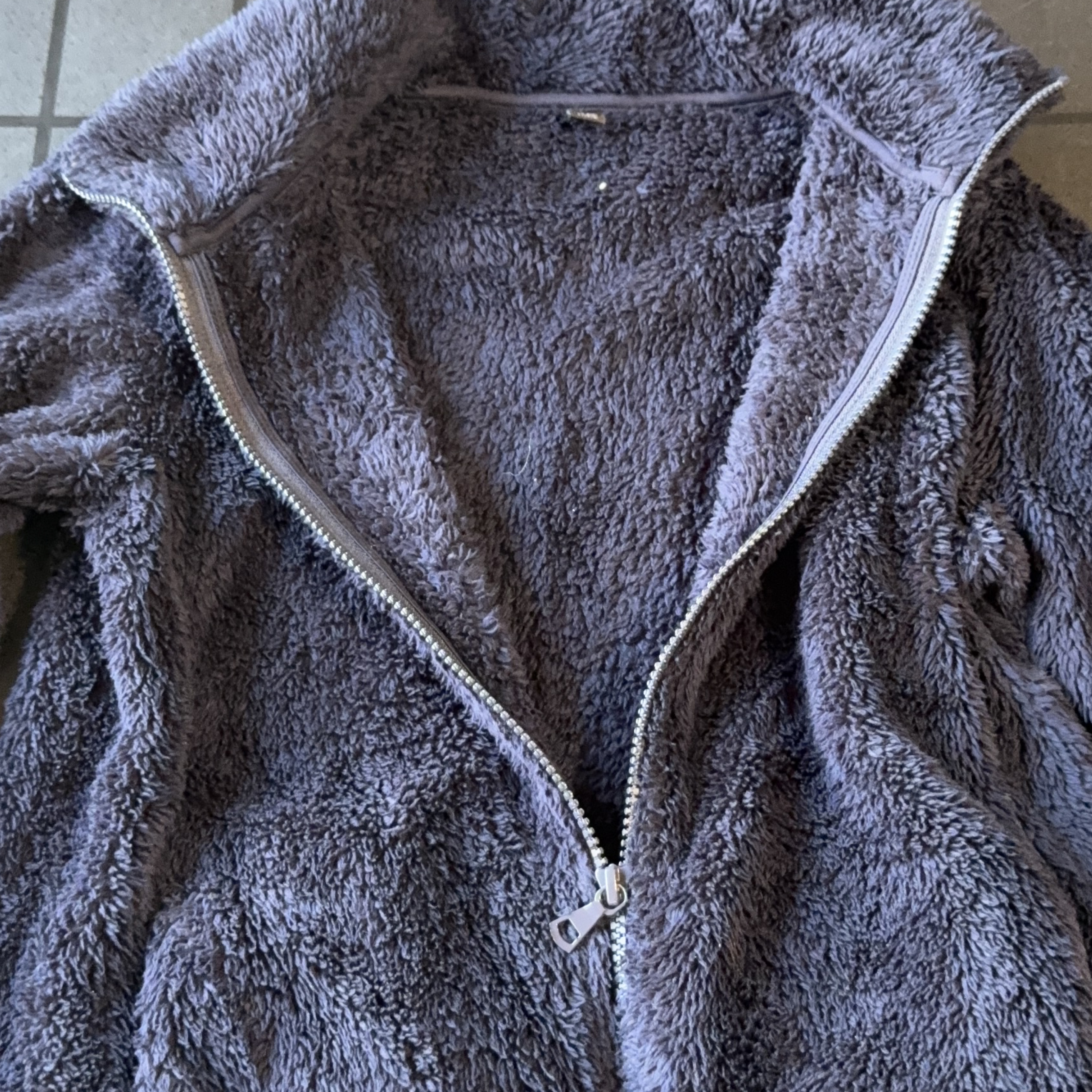 Women's UNIQLO Grey Fuzzy Fleece Zip-Up Jacket thumbnail
