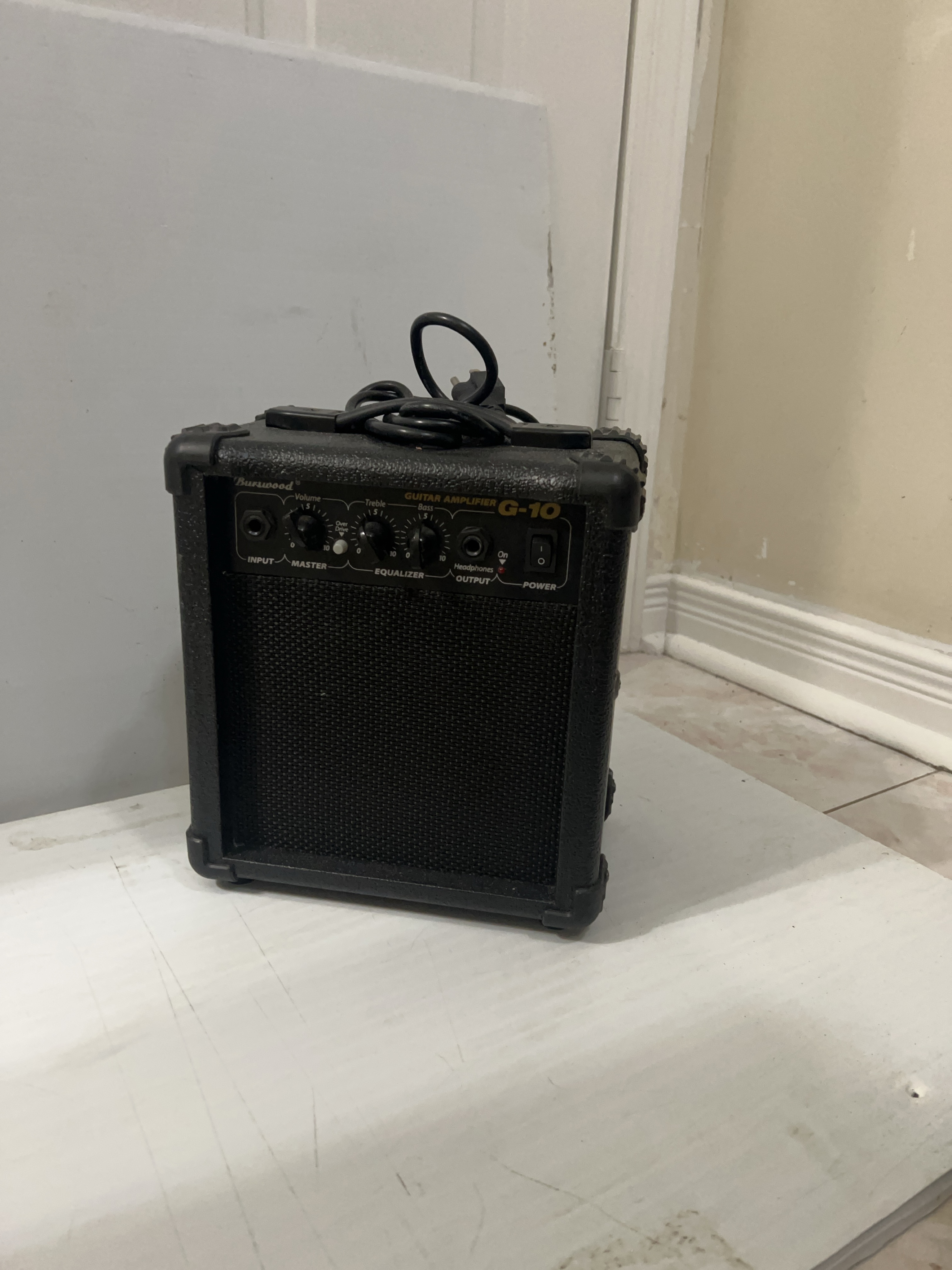 Burwood G-10 Guitar Amplifier thumbnail