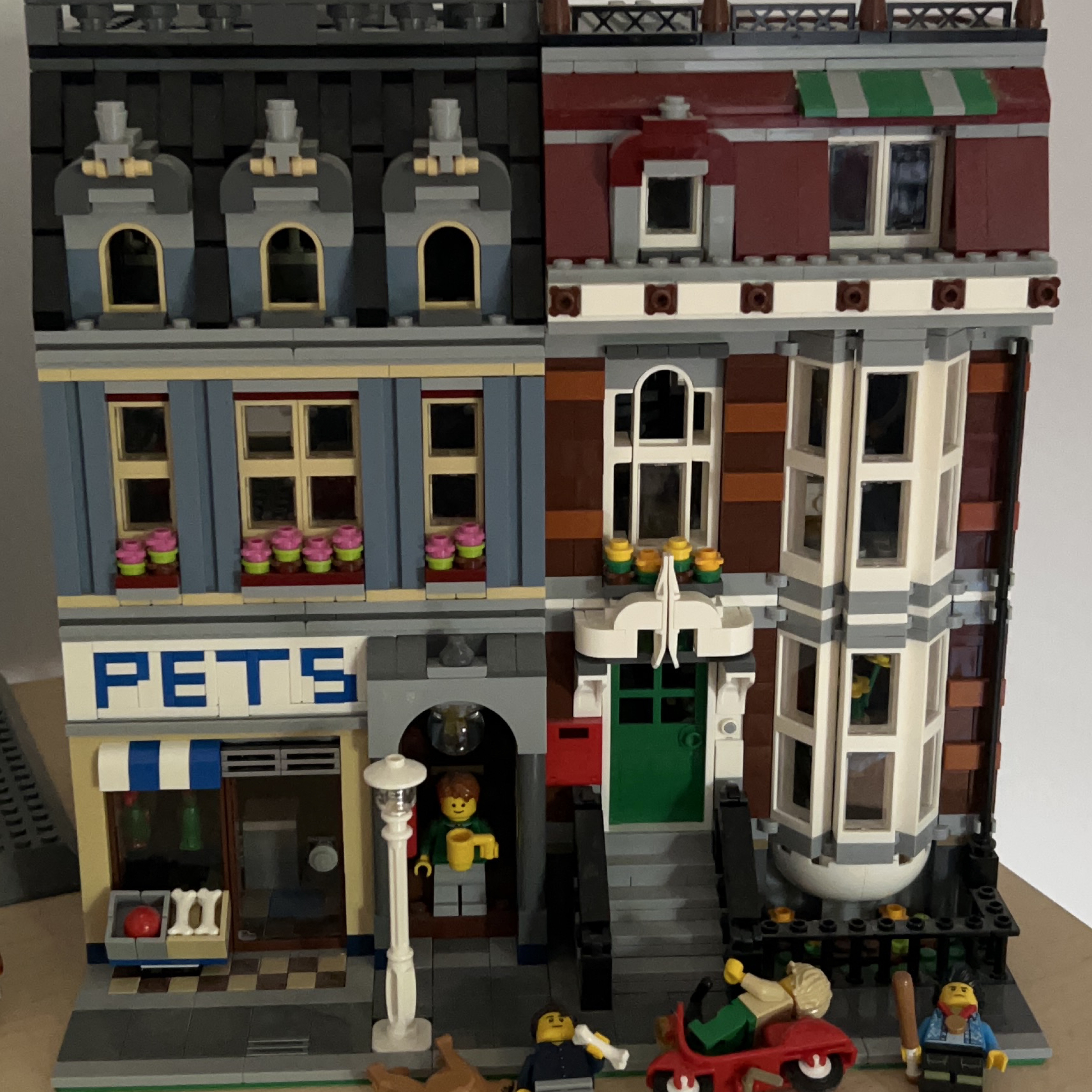 LEGO Creator Expert Modular Building - Pet Shop thumbnail
