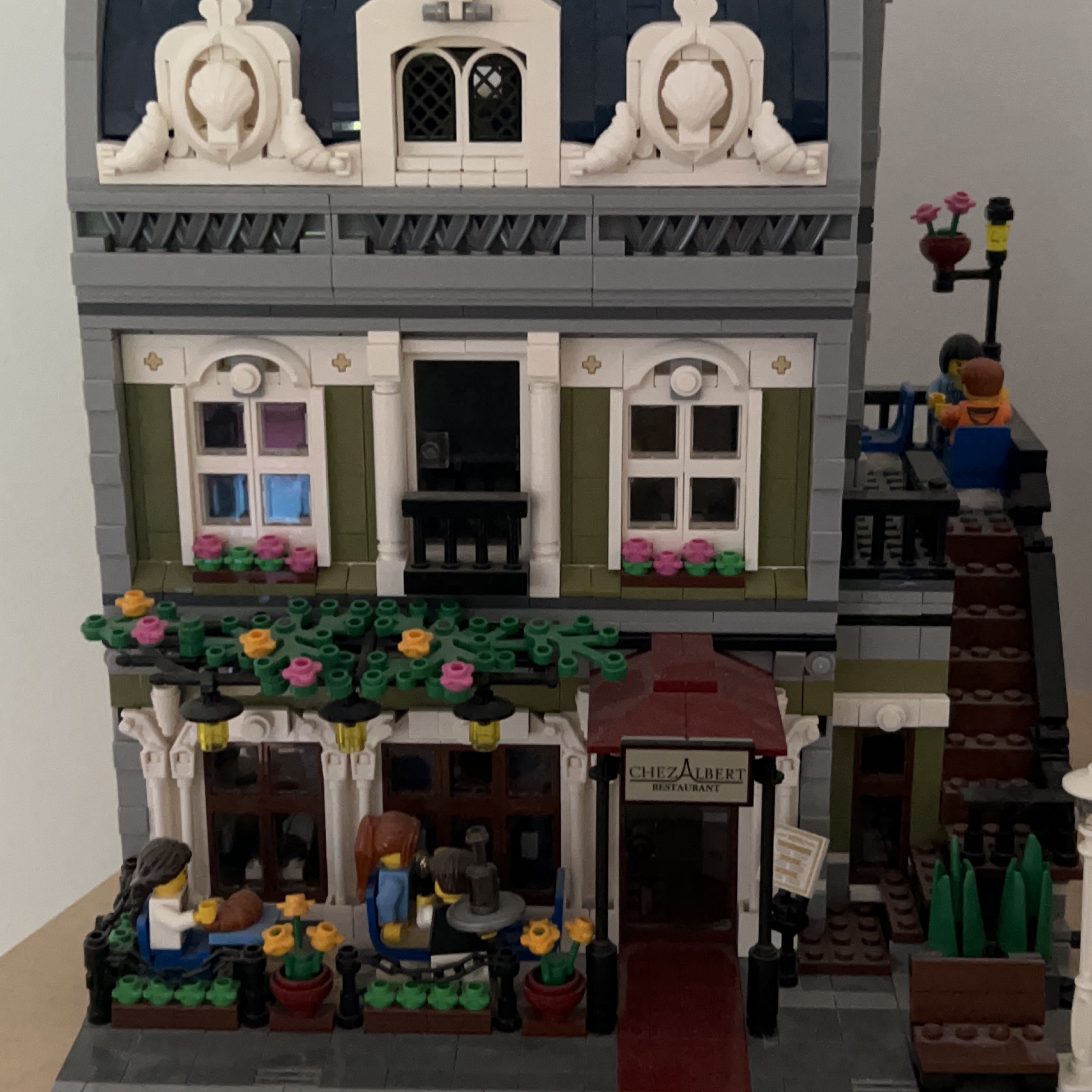LEGO Chez Albert Restaurant Building Model thumbnail