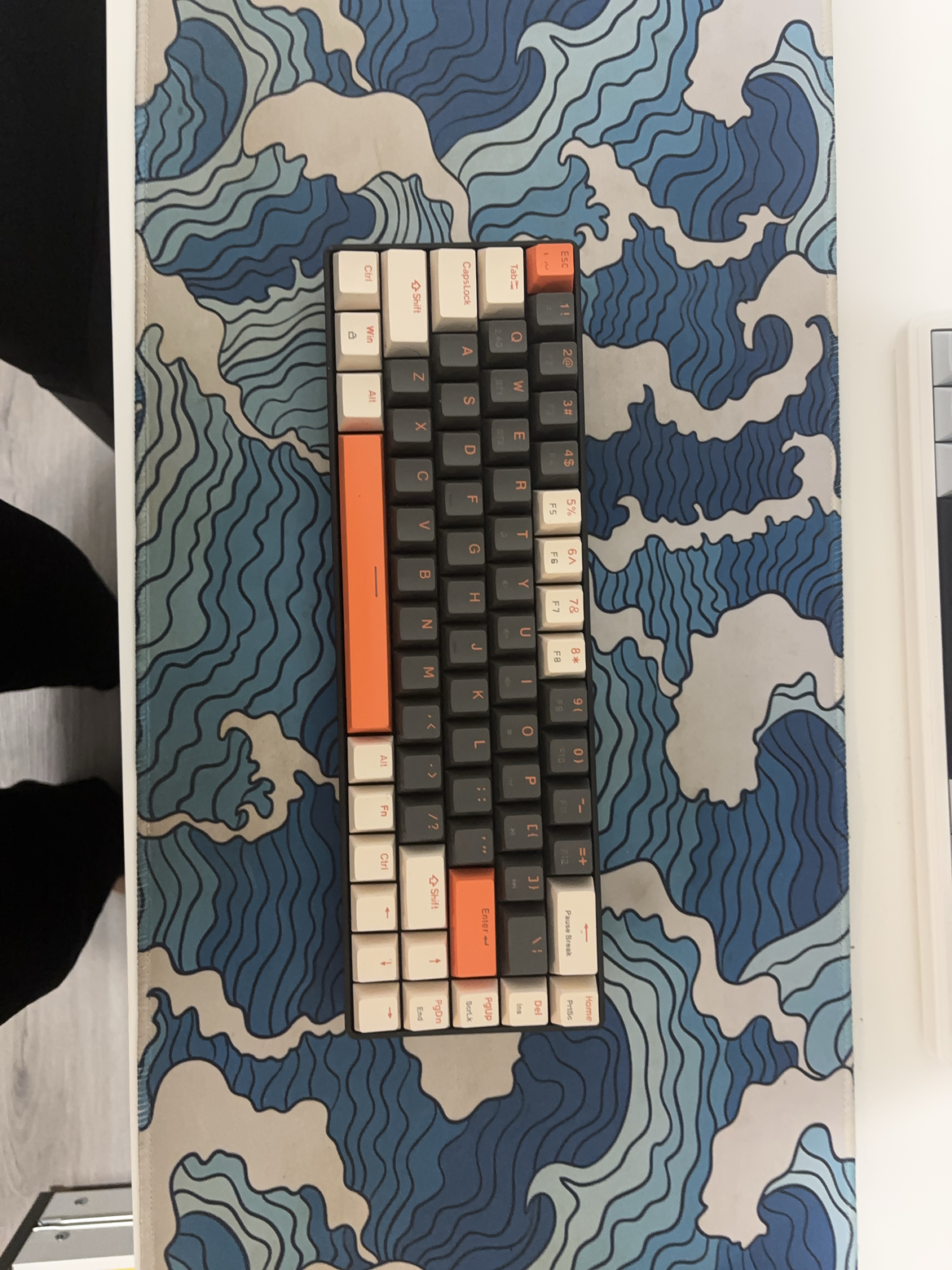 Mechanical Keyboard with keycaps and wave design mousepad thumbnail